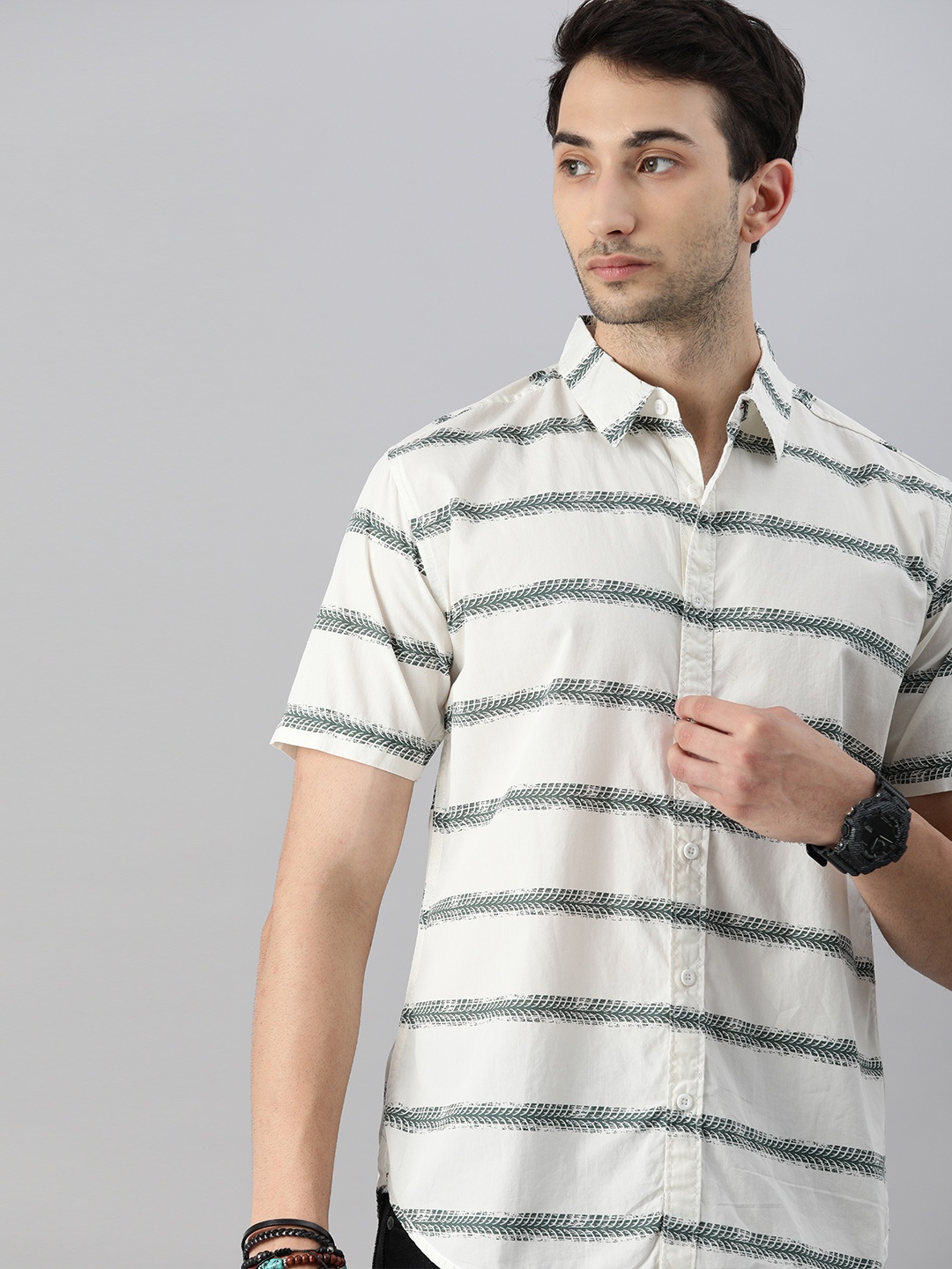 

The Roadster Lifestyle Co Men White & Grey Horizontal Stripes Casual Shirt