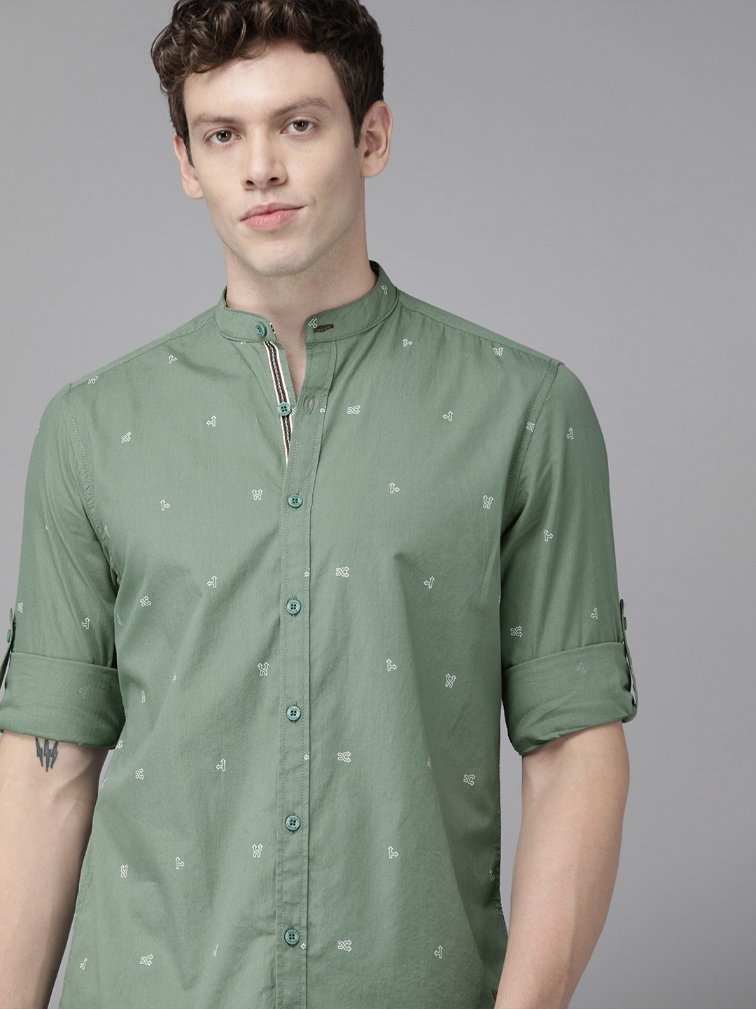 

The Roadster Lifestyle Co Men Green & White Regular Fit Printed Casual Shirt