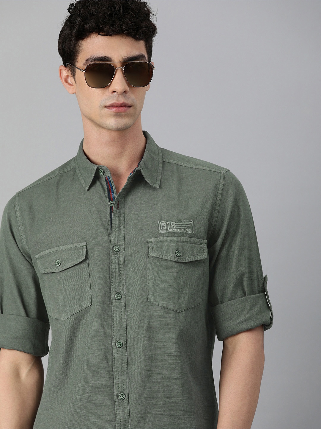 

The Roadster Lifestyle Co Men Green Solid Casual Shirt