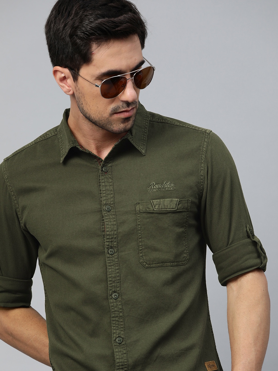

The Roadster Lifestyle Co Men Green Solid Pure Cotton Casual Shirt