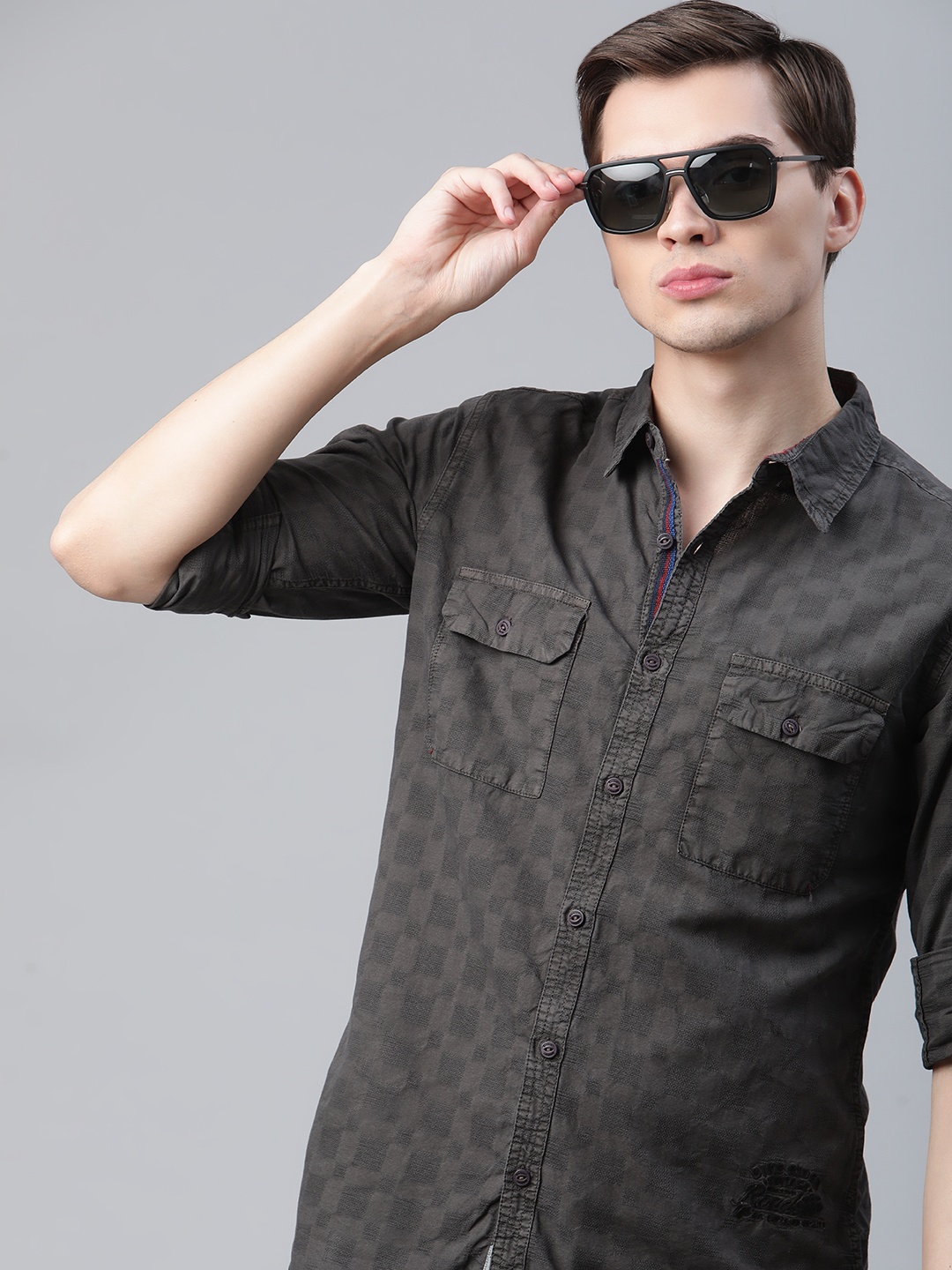 

The Roadster Lifestyle Co Men Charcoal Grey Regular Fit Checked Casual Shirt