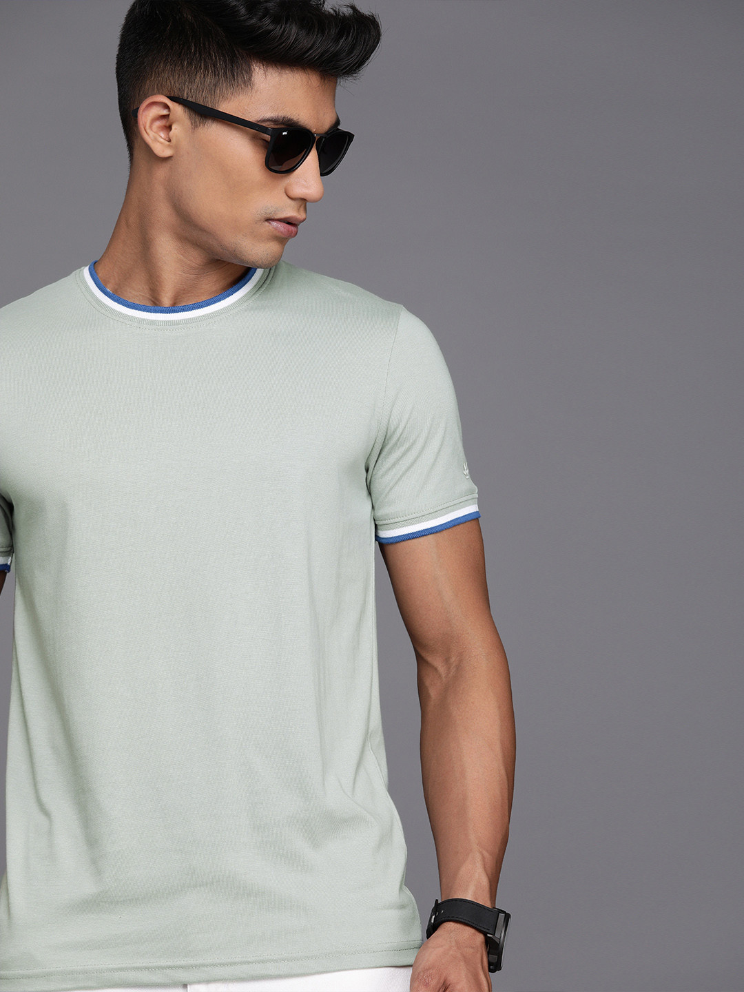

WROGN Men Green Solid Round Neck T-shirt