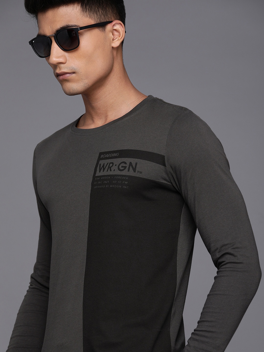 

WROGN Men Charcoal Grey Black Colourblocked Round Neck Pure Cotton T-shirt