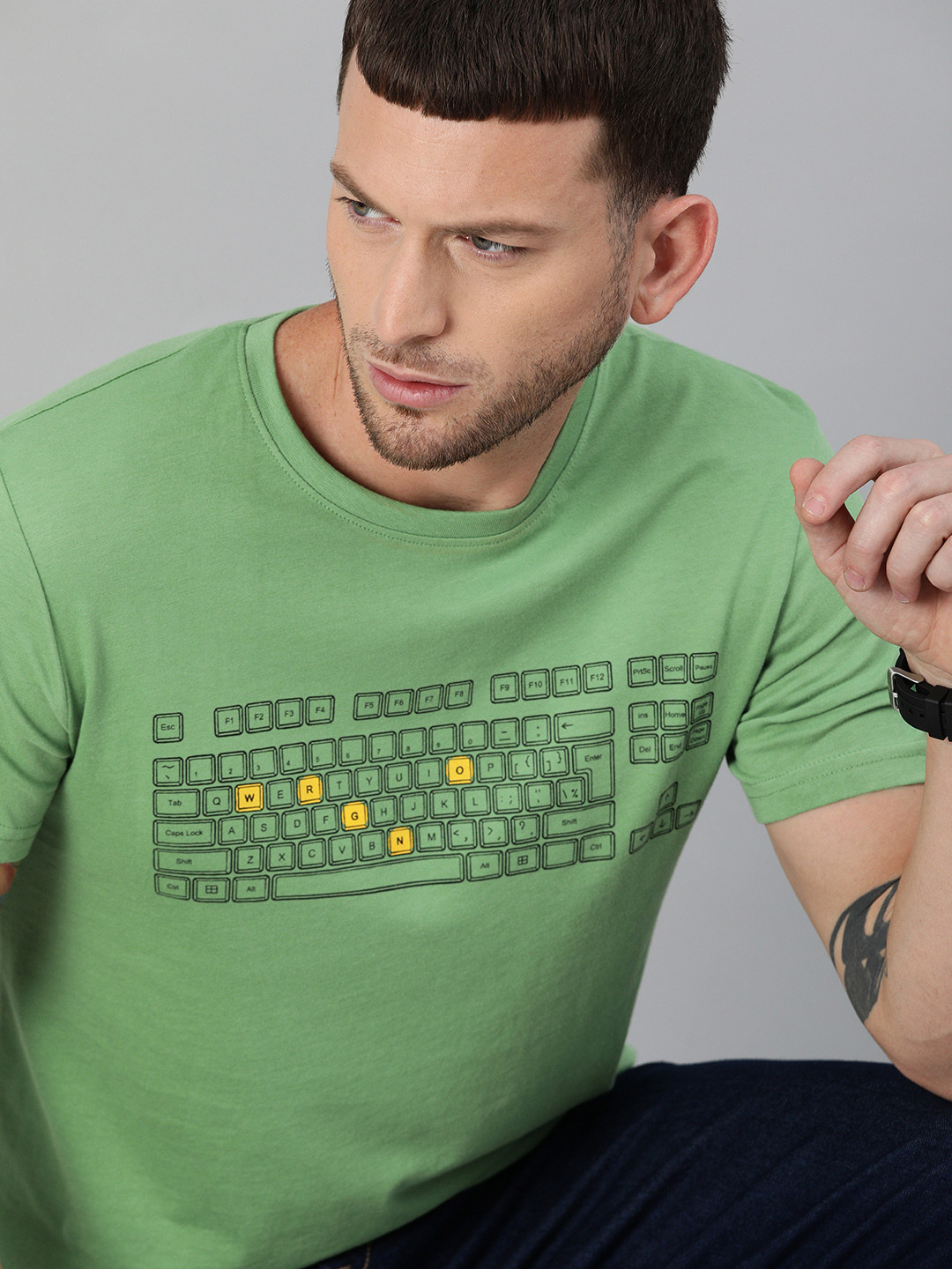 

WROGN Men Green Black Keyboard Print Pure Cotton Slim Fit Round Neck Pure Cotton T-shirt