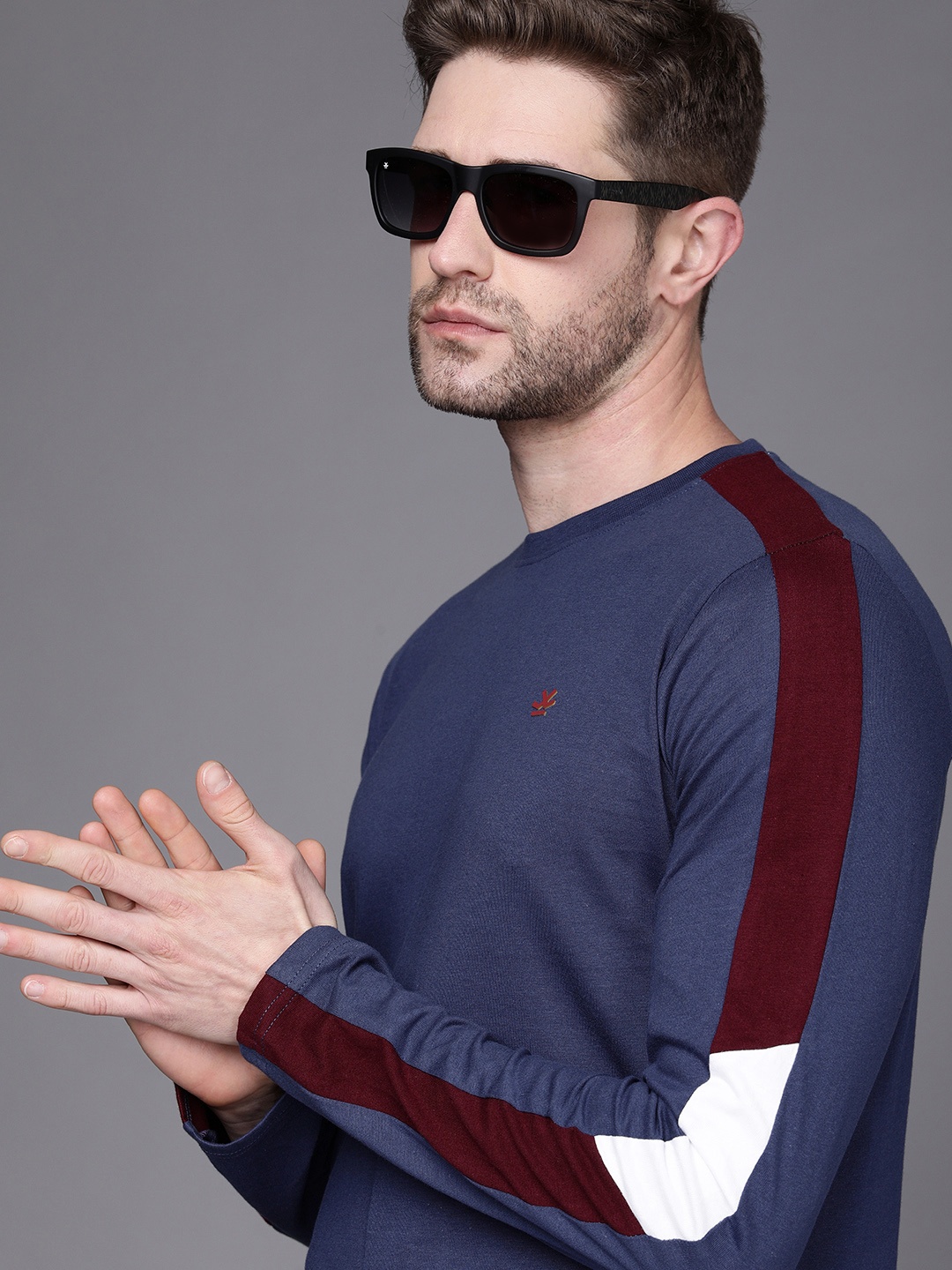 

WROGN Men Navy Blue Slim Fit Solid Side Striped Pure Cotton T-shirt