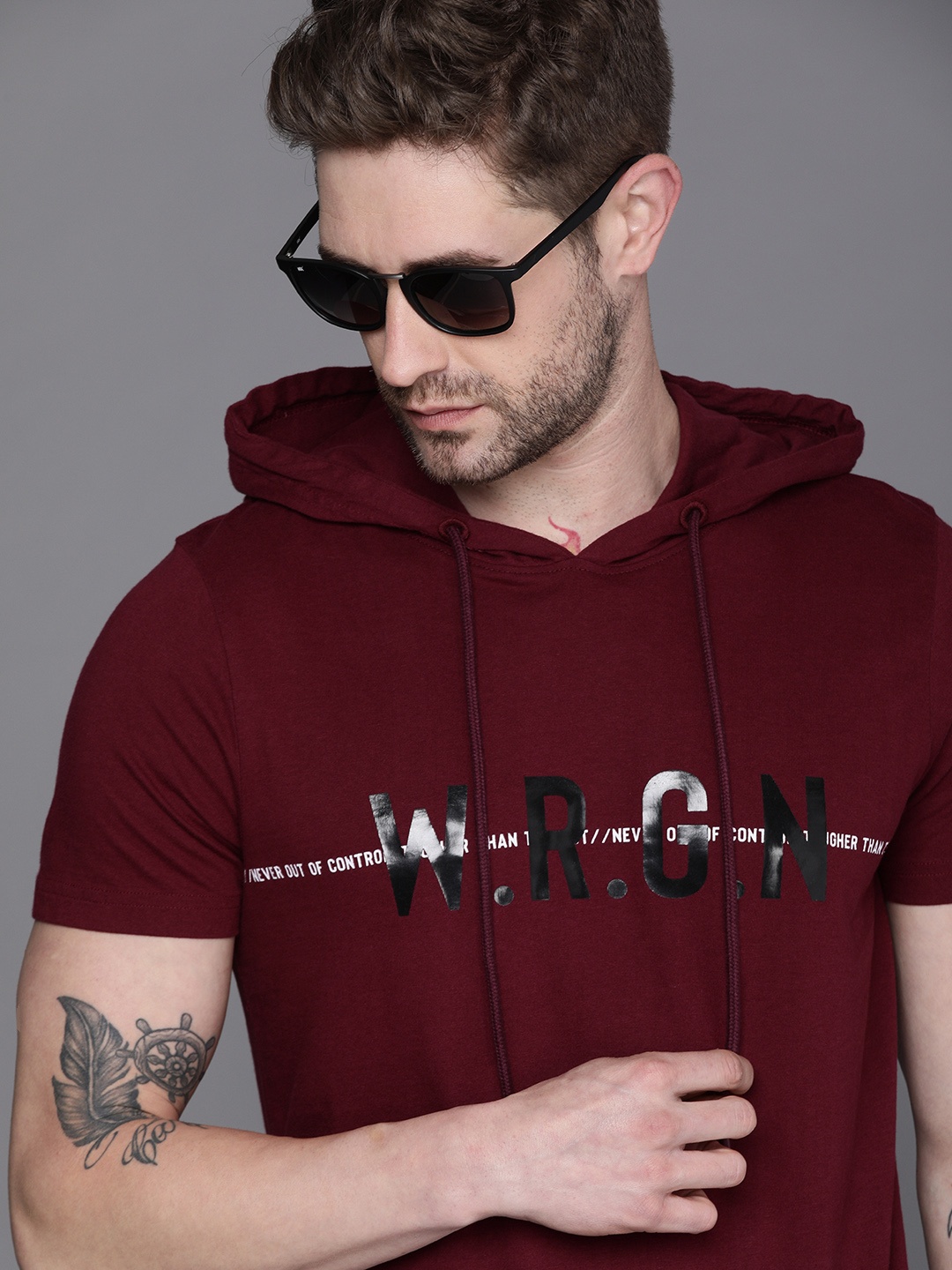 

WROGN Men Maroon Brand Logo Printed Slim Fit Hooded Pure Cotton T-shirt