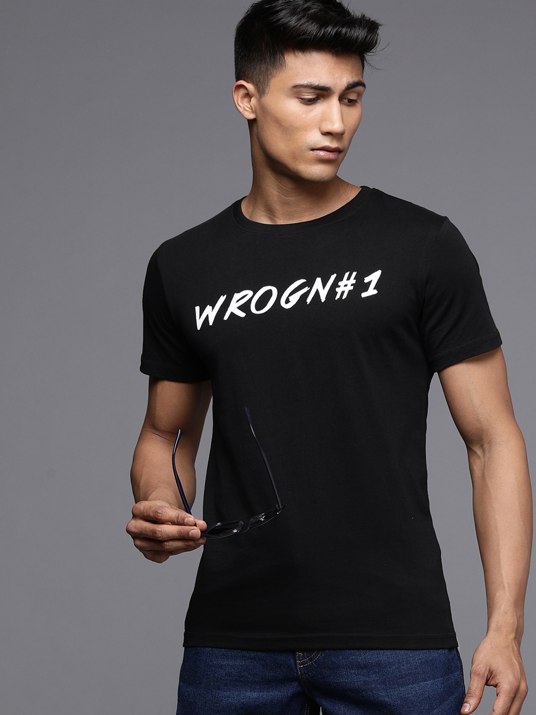 

WROGN Men Black & White Slim Fit Pure Cotton Printed Round Neck Thermochromic T-shirt