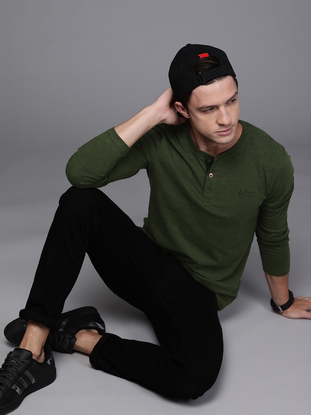 

WROGN Men Olive Green Slim Fit Solid Henley Neck Pure Cotton T-shirt