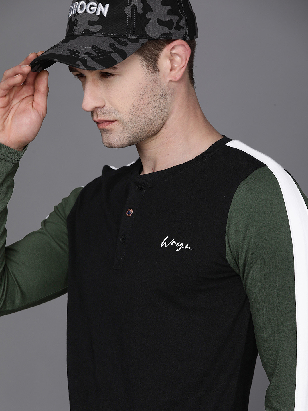 

WROGN Men Black White Slim Fit Pure Cotton T-shirt