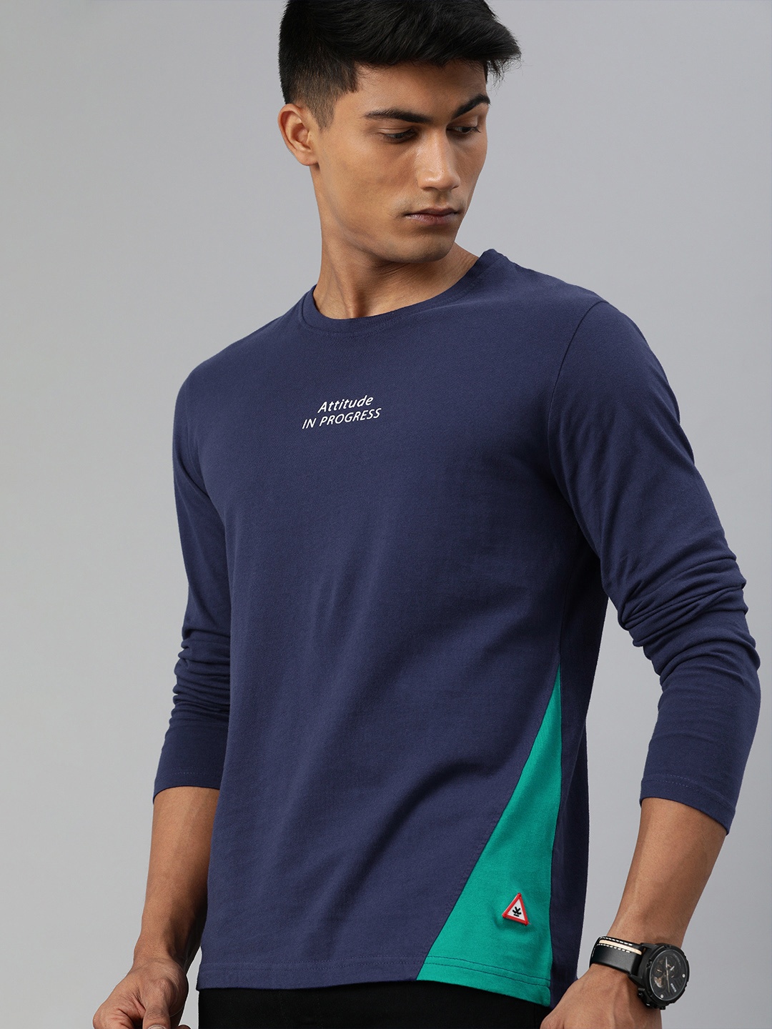 

WROGN Men Navy Blue Pure Cotton Solid Slim Fit Round Neck Pure Cotton T-shirt with Embroidered Detail