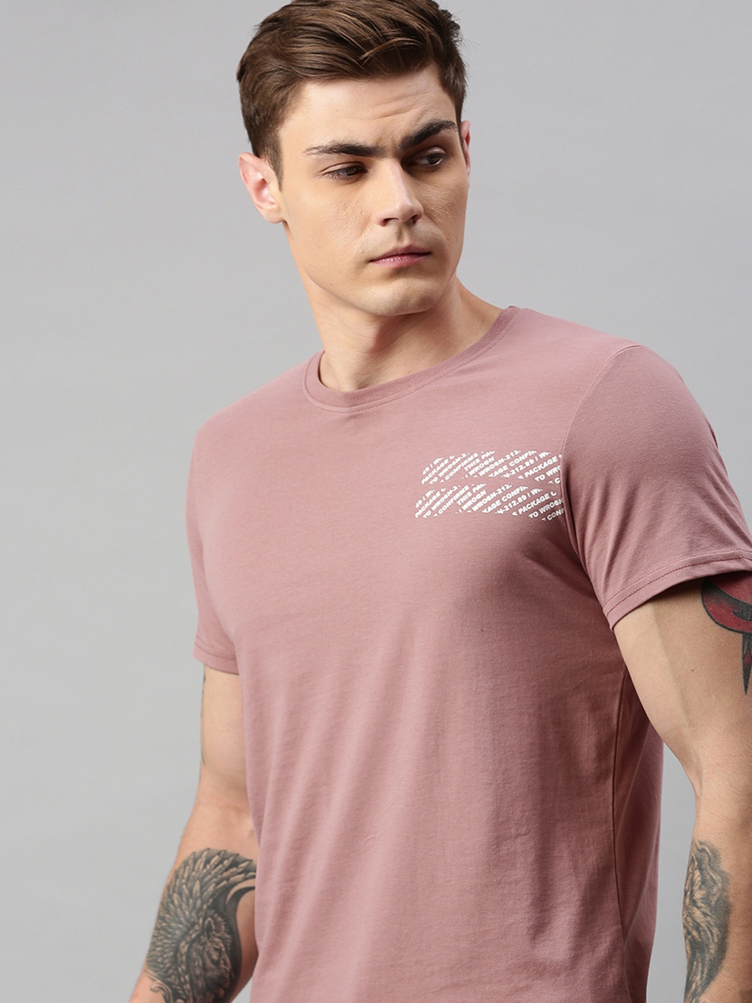 

WROGN Men Pink Slim Fit Solid Round Neck T-shirt with Printed Detail