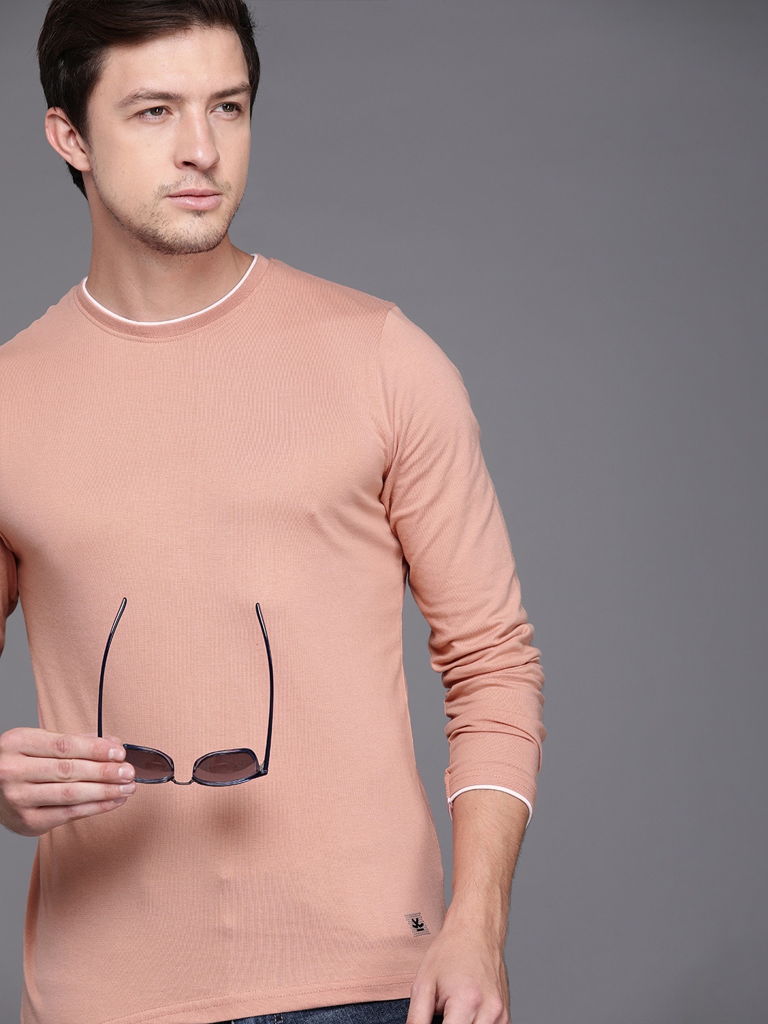 

WROGN Men Peach-Coloured Solid Slim Fit Round Neck T-shirt