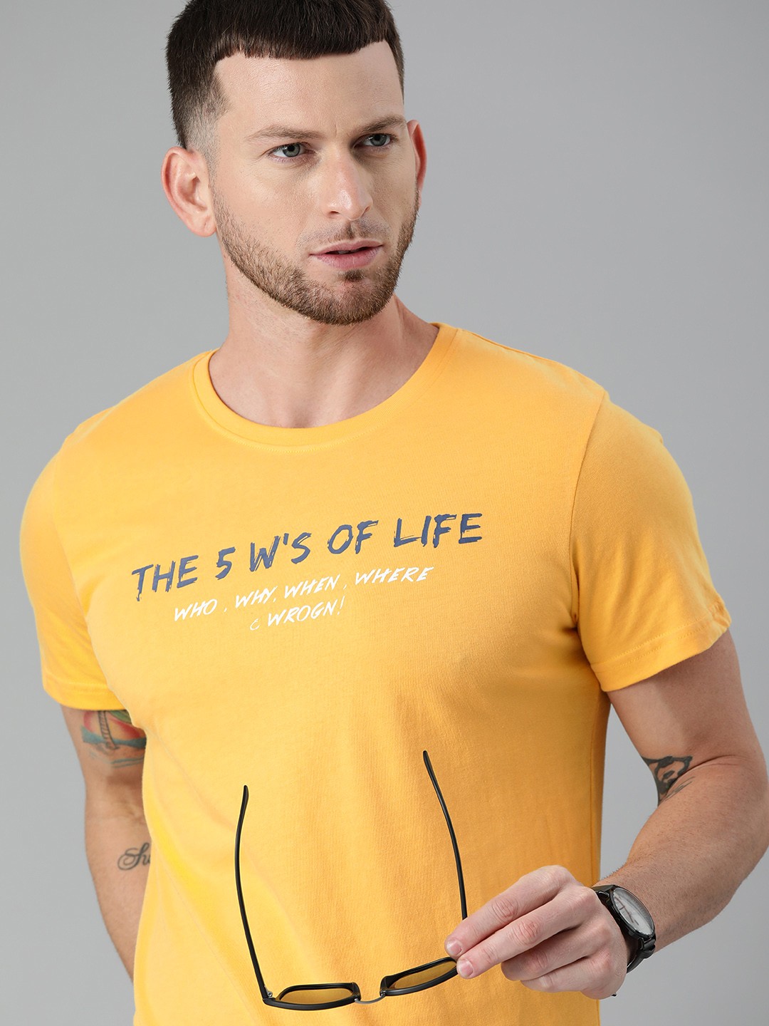 

WROGN Men Yellow Blue Slim Fit Printed Round Neck Pure Cotton T-shirt