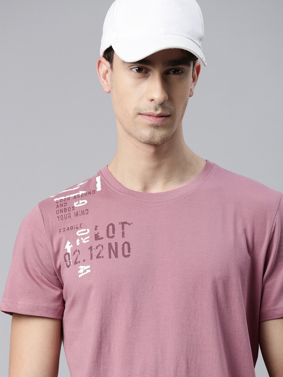 

WROGN Men Mauve Solid Round Neck Pure Cotton T-shirt With Printed Detailing