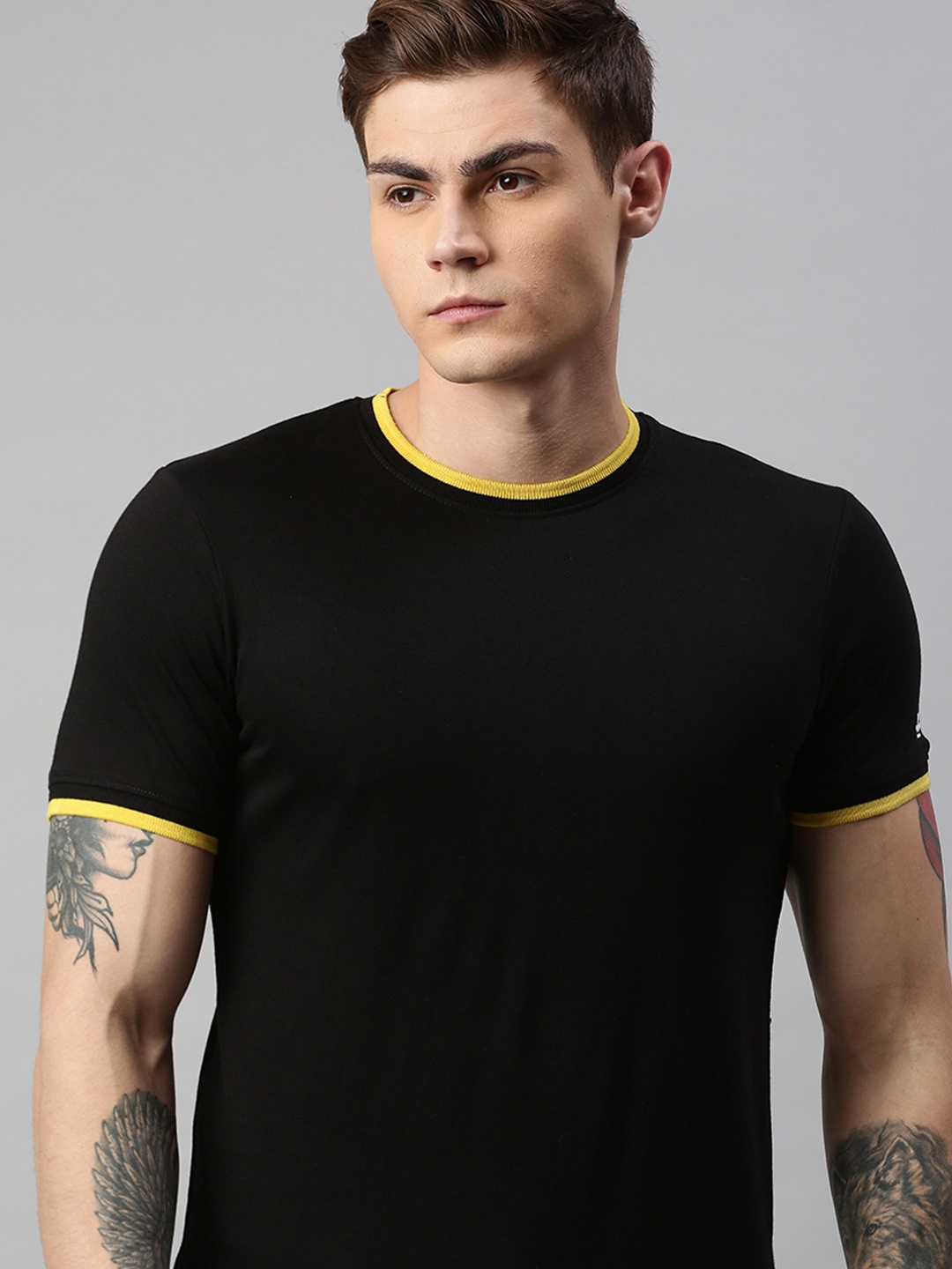 

WROGN Men Black Solid Slim Fit Round Neck T-shirt