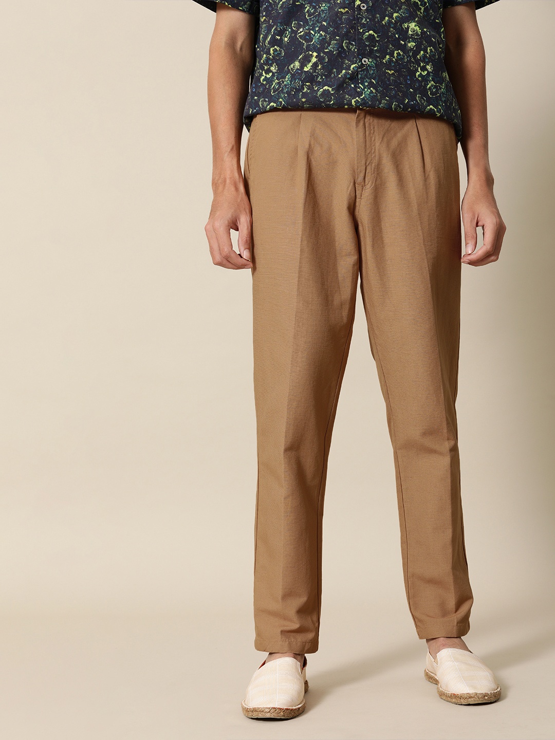 

Mr Bowerbird Men Camel Brown Solid Liberal Fit Cotton Linen Pleated Chinos with Notepad