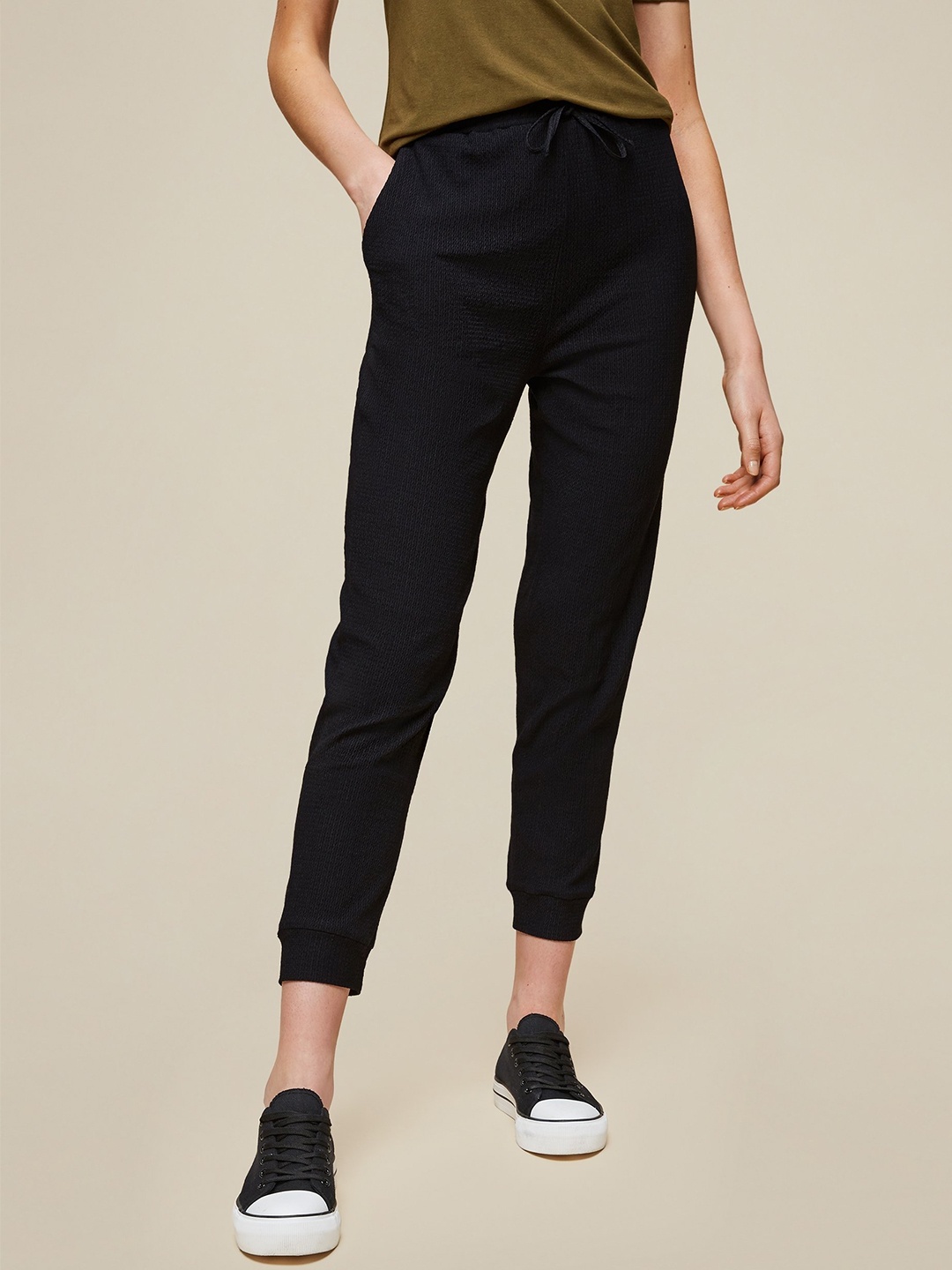 

DOROTHY PERKINS Women Black Regular Fit Textured Cropped Joggers