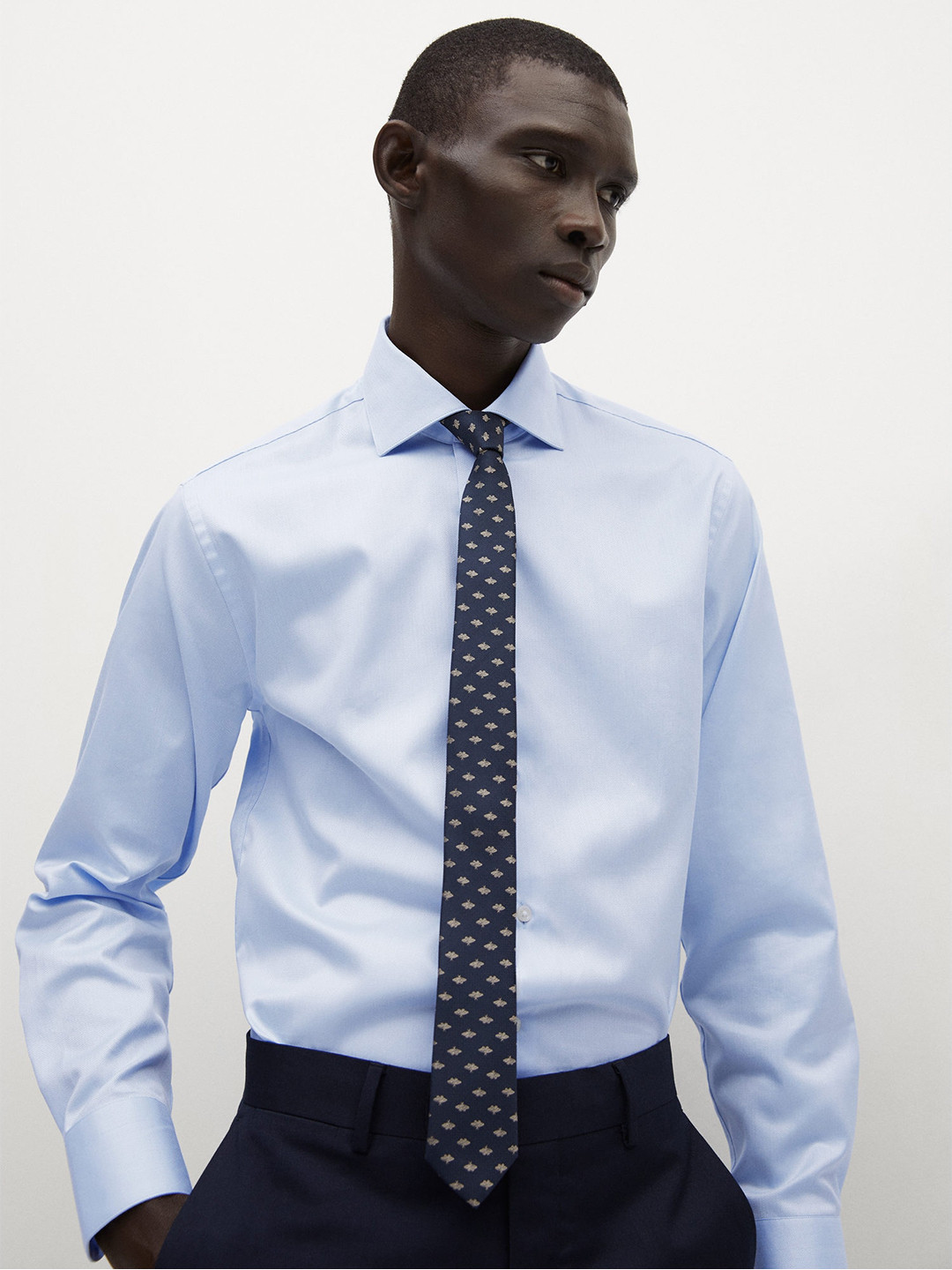 

MANGO MAN Blue Easy Iron Pure Cotton Regular Fit Self Design Formal Shirt