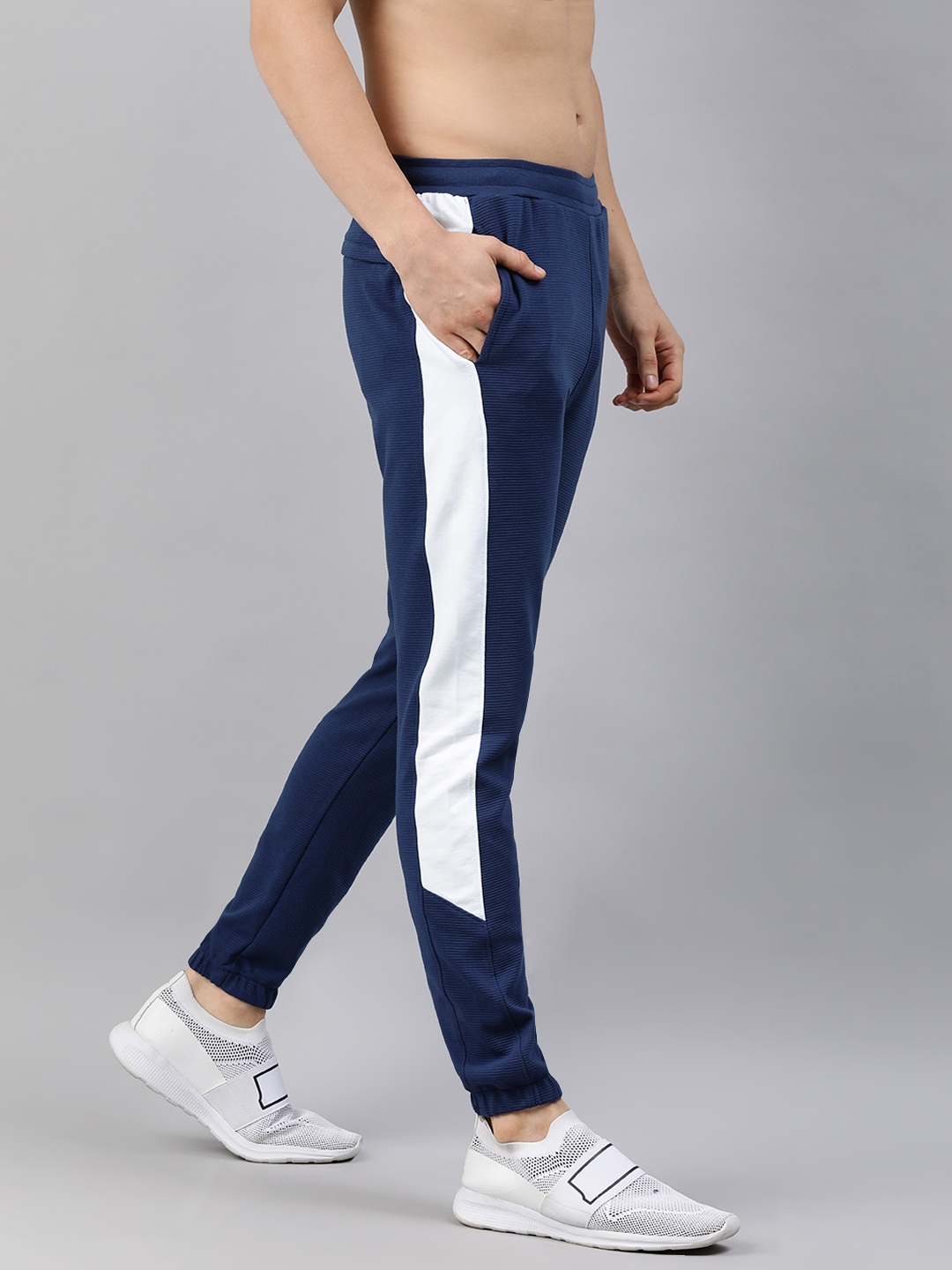 

HRX By Hrithik Roshan Men Navy Blue & White Side Stripe Slim Bio-Wash Lifestyle Joggers