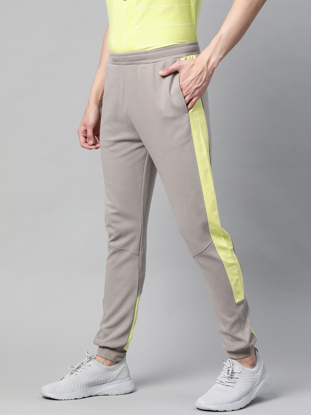 

HRX By Hrithik Roshan Men Wet Weather & Wild Lime Slim Fit Bio-Wash Lifestyle Joggers, Grey