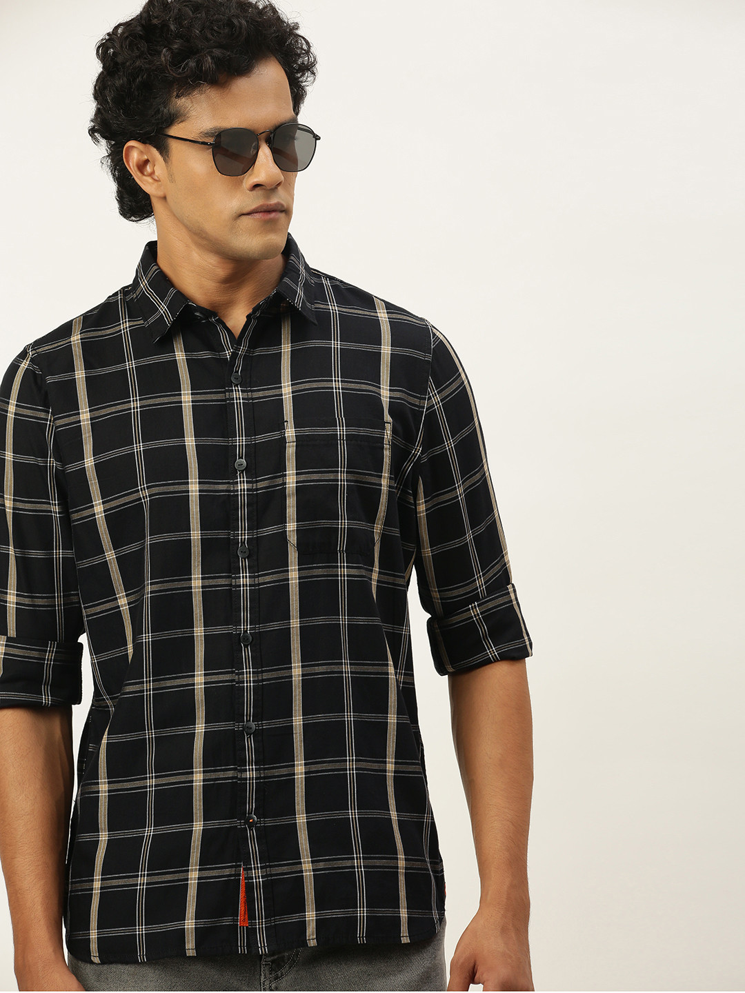 

SINGLE Men Black & Beige Slim Fit Checked Casual Shirt