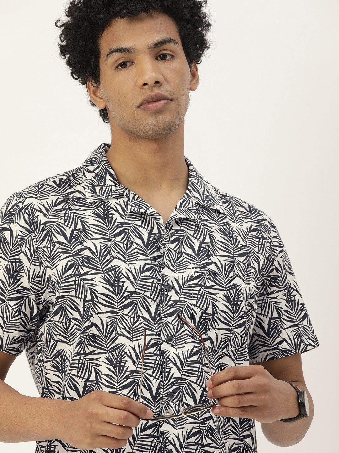 

SINGLE Men Navy Blue & Off-White Tropical Printed Casual Shirt