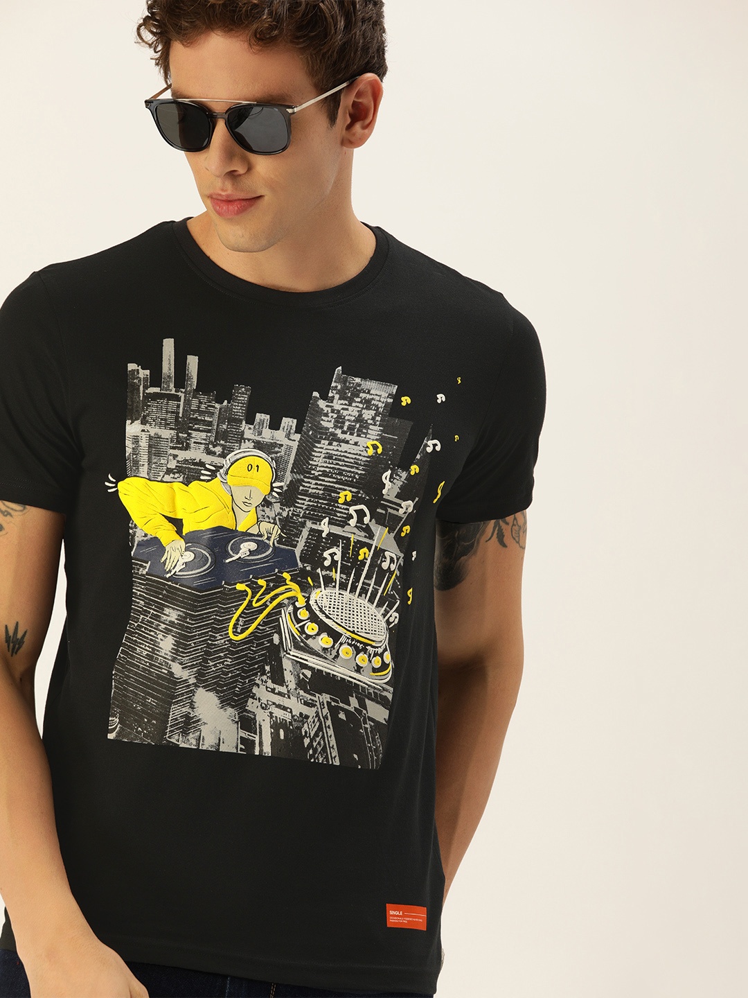 

SINGLE Men Black Slim Fit Graphic Printed Round Neck Pure Cotton T-shirt