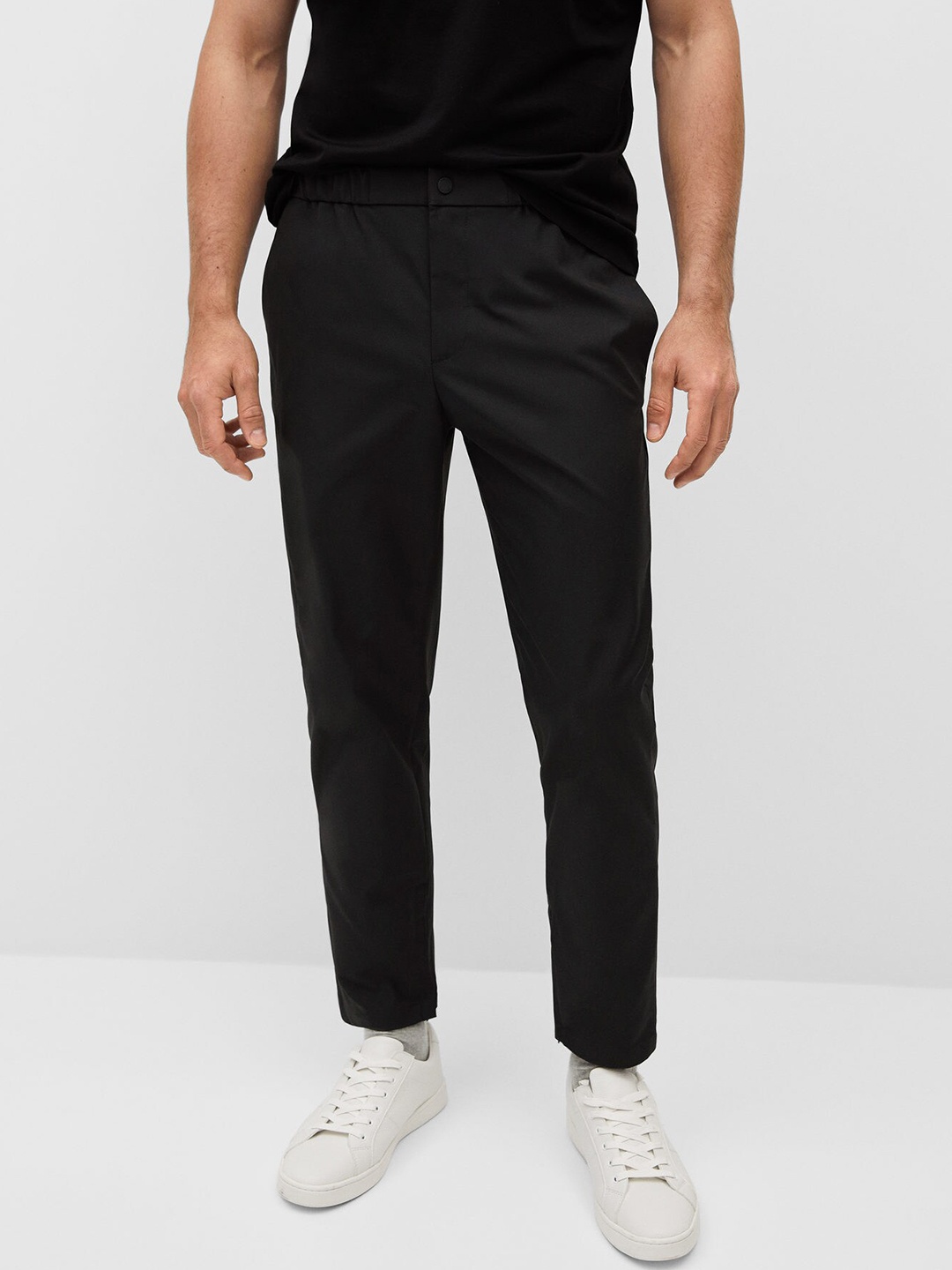 

MANGO MAN Black Regular Fit Solid Chinos Trousers