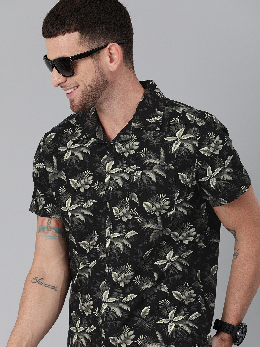 

THE BEAR HOUSE Men Black & Green Slim Fit Tropical Print Casual Shirt