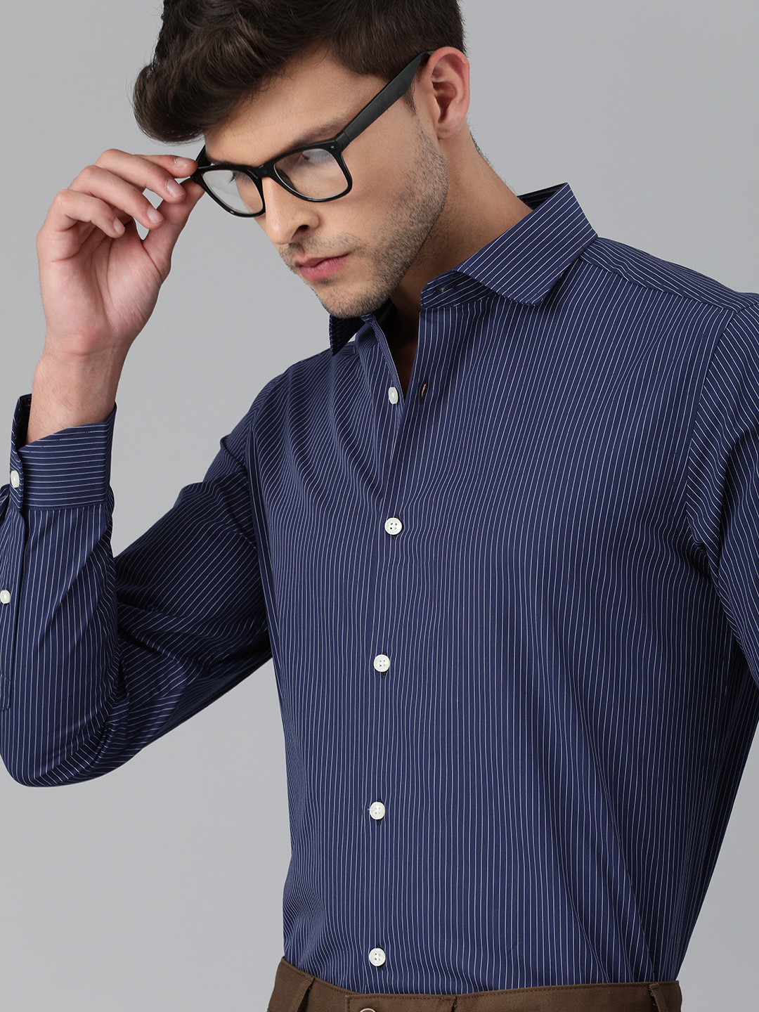 

THE BEAR HOUSE Men Navy Blue & White Slim Fit Striped Giza Cotton Formal Shirt