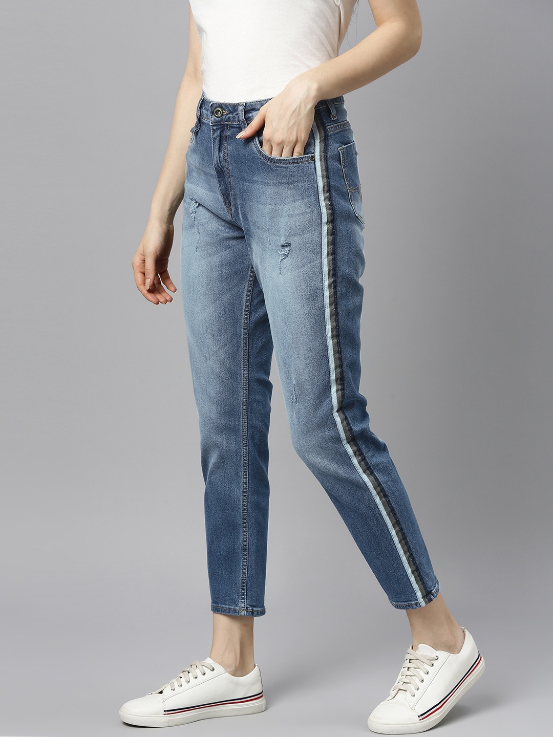 

Roadster Women Blue Boyfriend Fit Low Distress Light Fade Stretchable Jeans