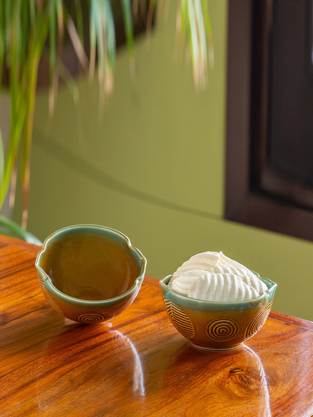 

ExclusiveLane Set Of 2 Peacock Boulevard Hand-Engraved Ceramic Serving Bowls, Brown
