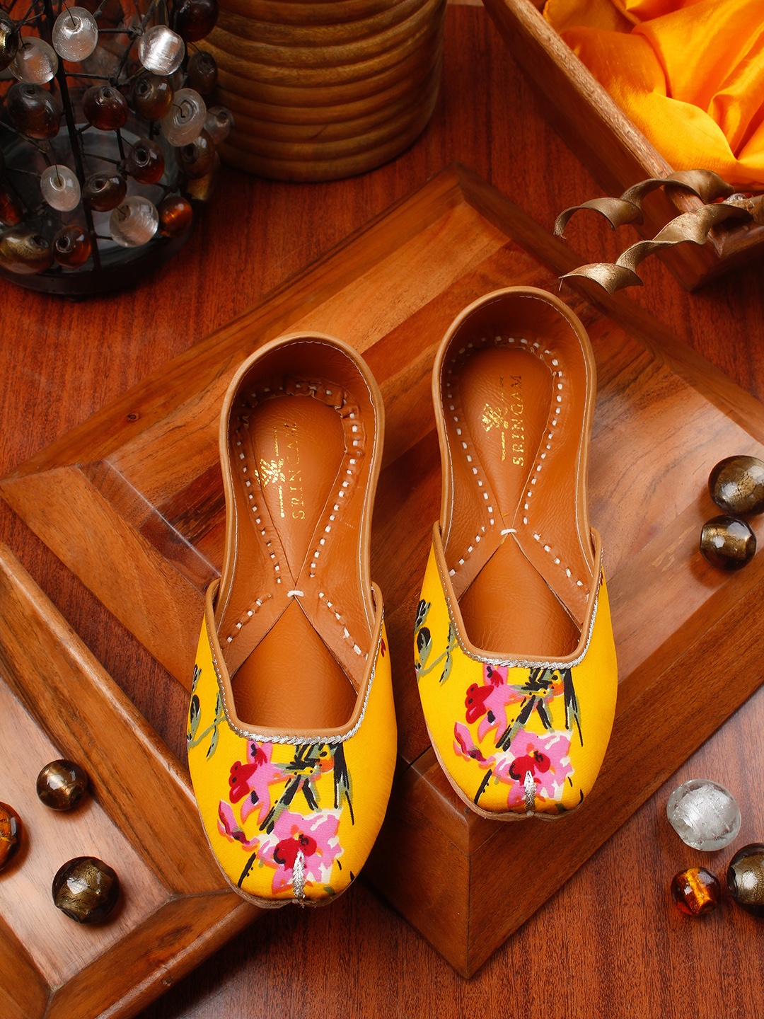 

Sringam Women Yellow Printed Fabric Mojaris