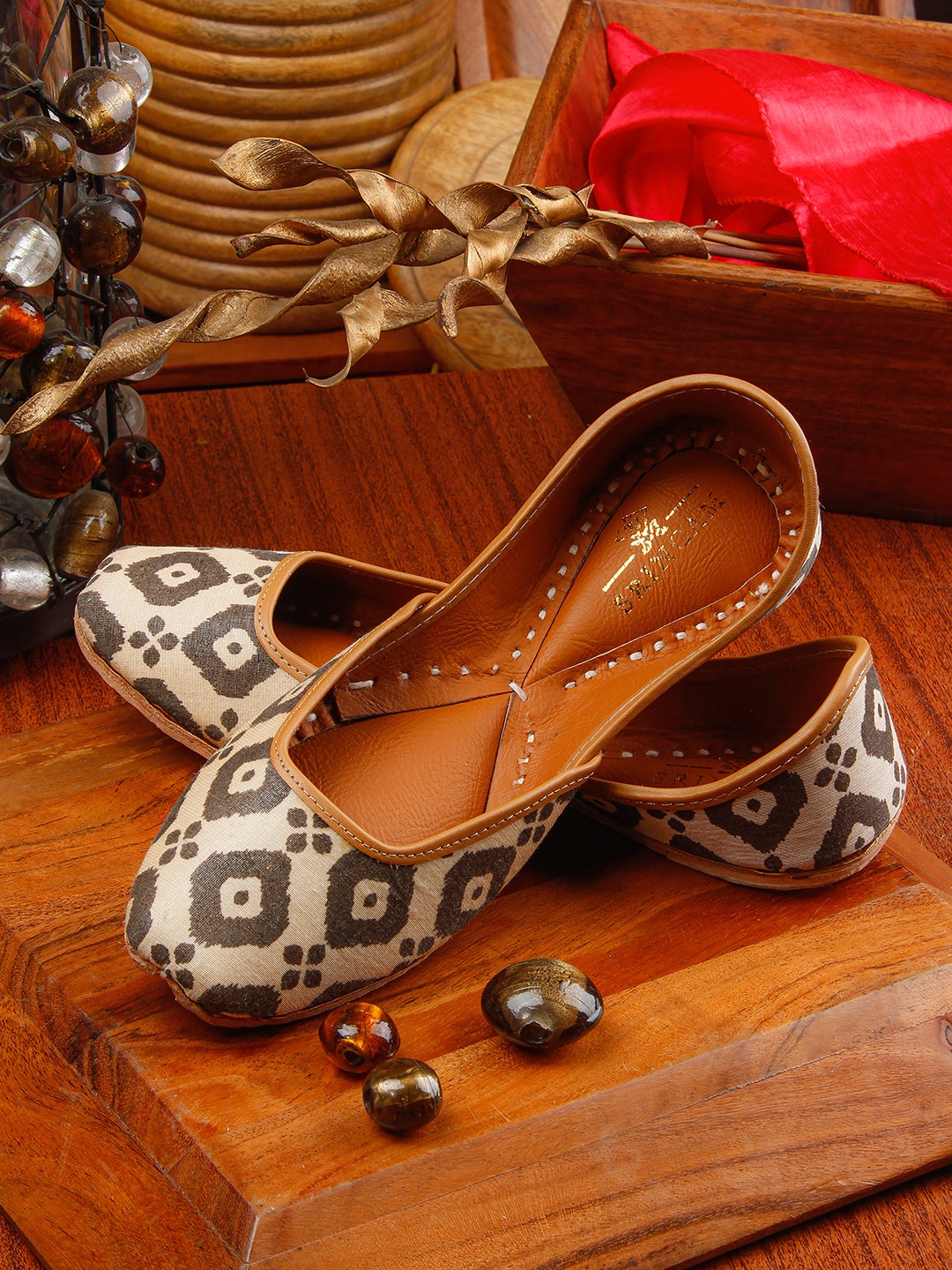 

Sringam Women Beige Printed Fabric Mojaris