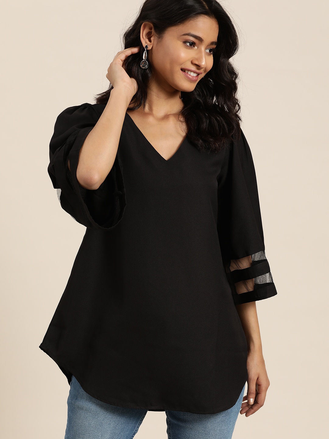 

Qurvii Black Solid Flared Sleeves Crepe Top