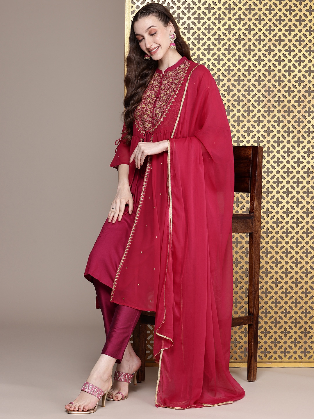 

House of Pataudi Women Floral Embroidered Jashn Kurta With Shrug, Trousers & Dupatta, Magenta