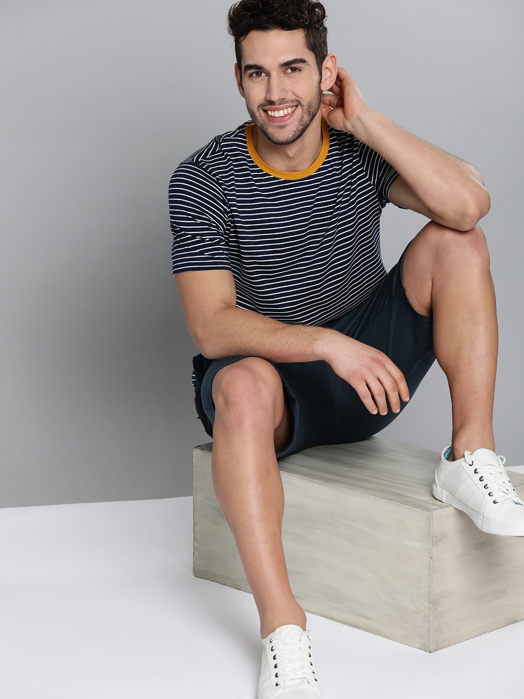 

M&H Easy Men Navy Blue Solid Regular Fit Pure Cotton Shorts