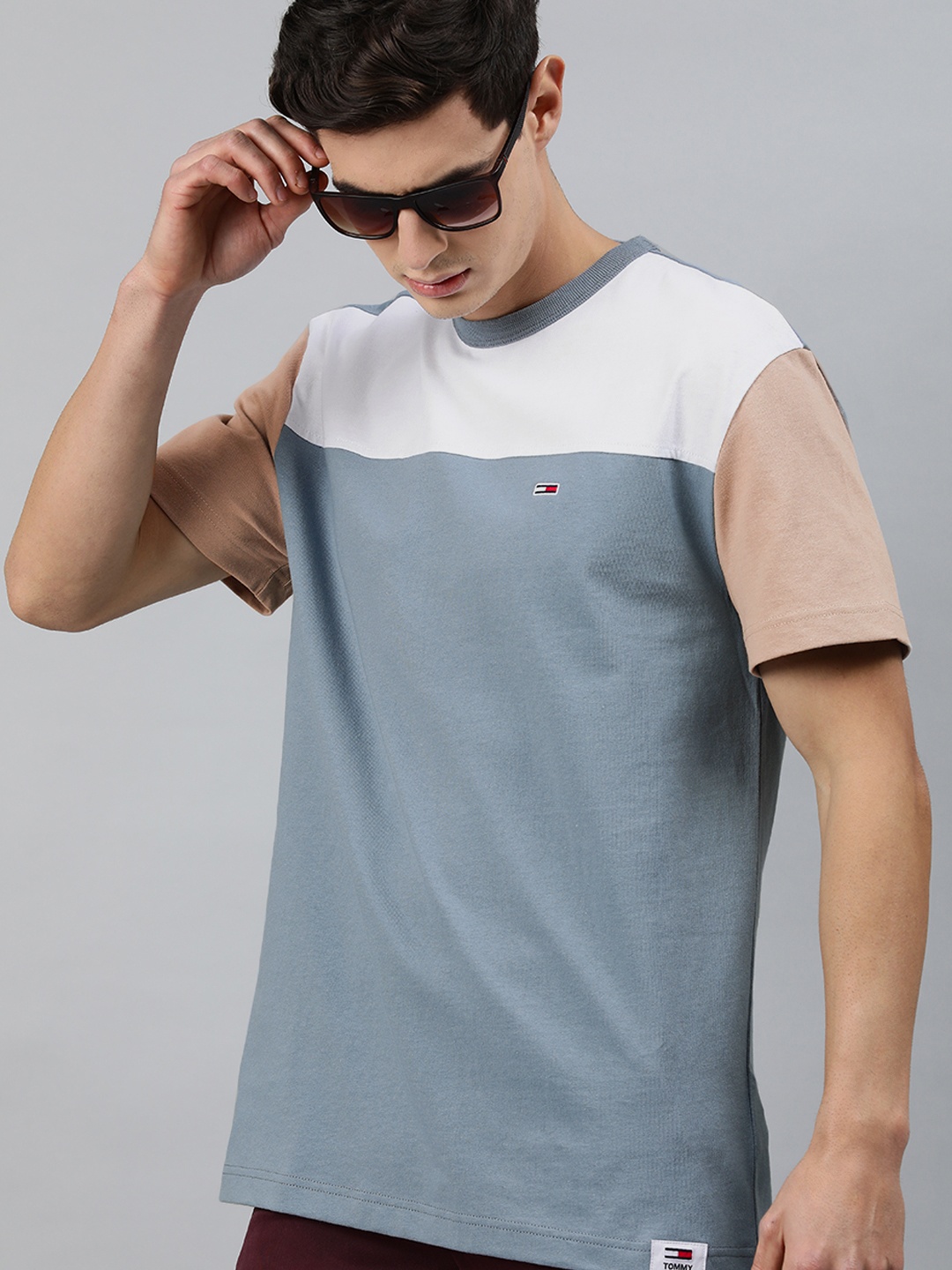 

Tommy Hilfiger Men Blue & White Pure Cotton Colourblocked Round Neck T-shirt