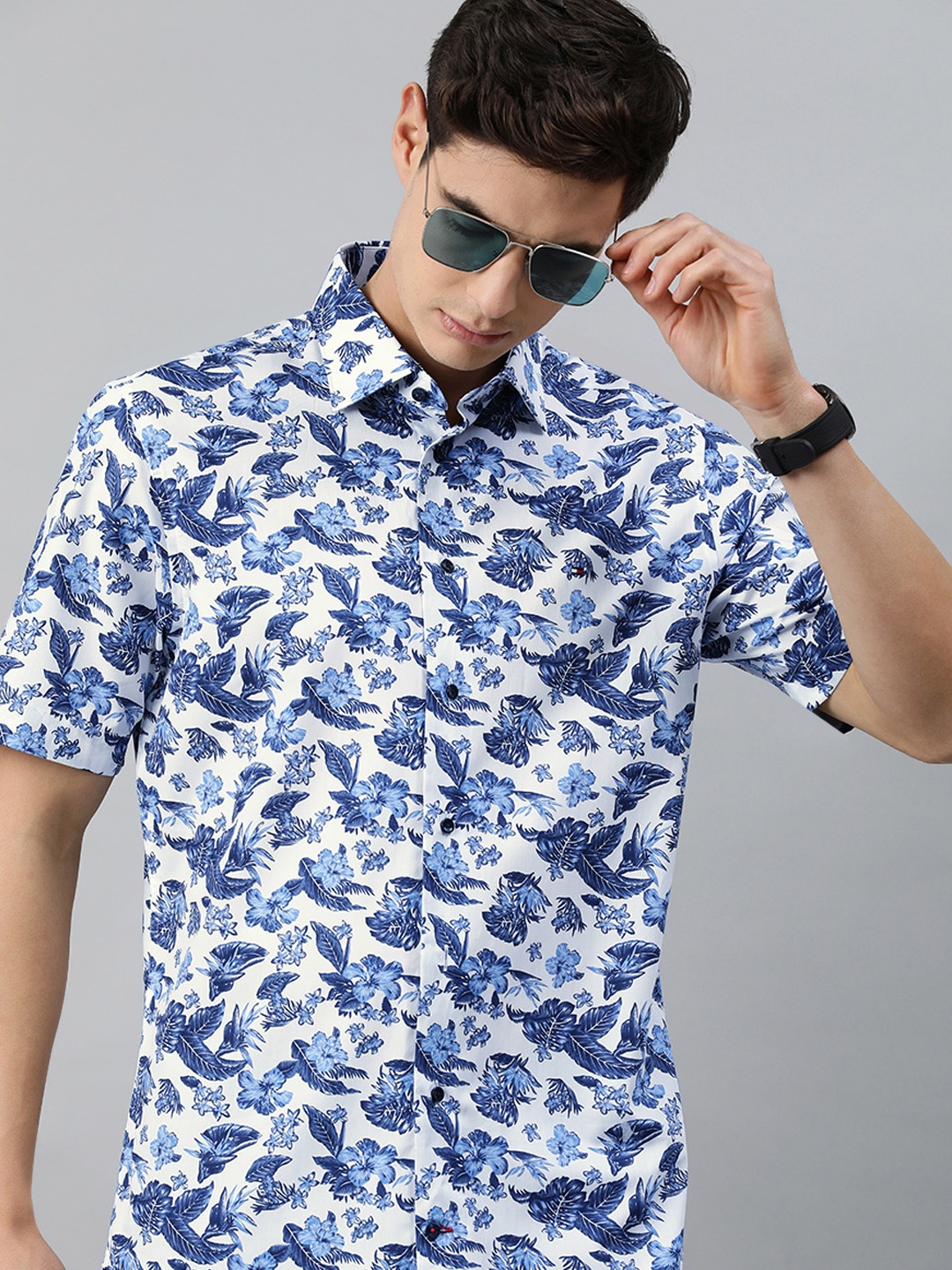 

Tommy Hilfiger Men White & Blue Floral Printed Pure Cotton Regular Fit Casual Shirt