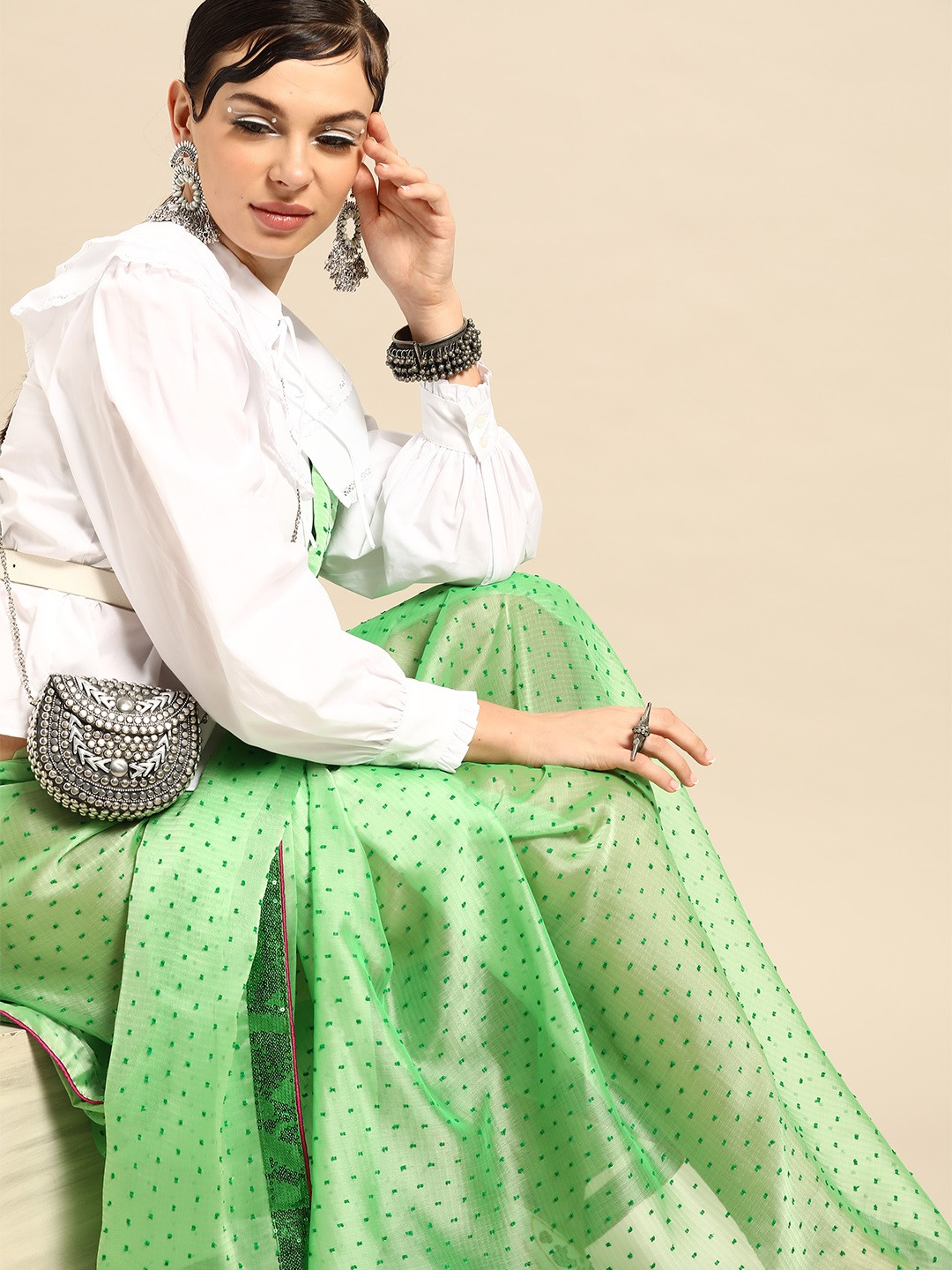 

SHAVYA Green Dobby Weave Celebrity Saree