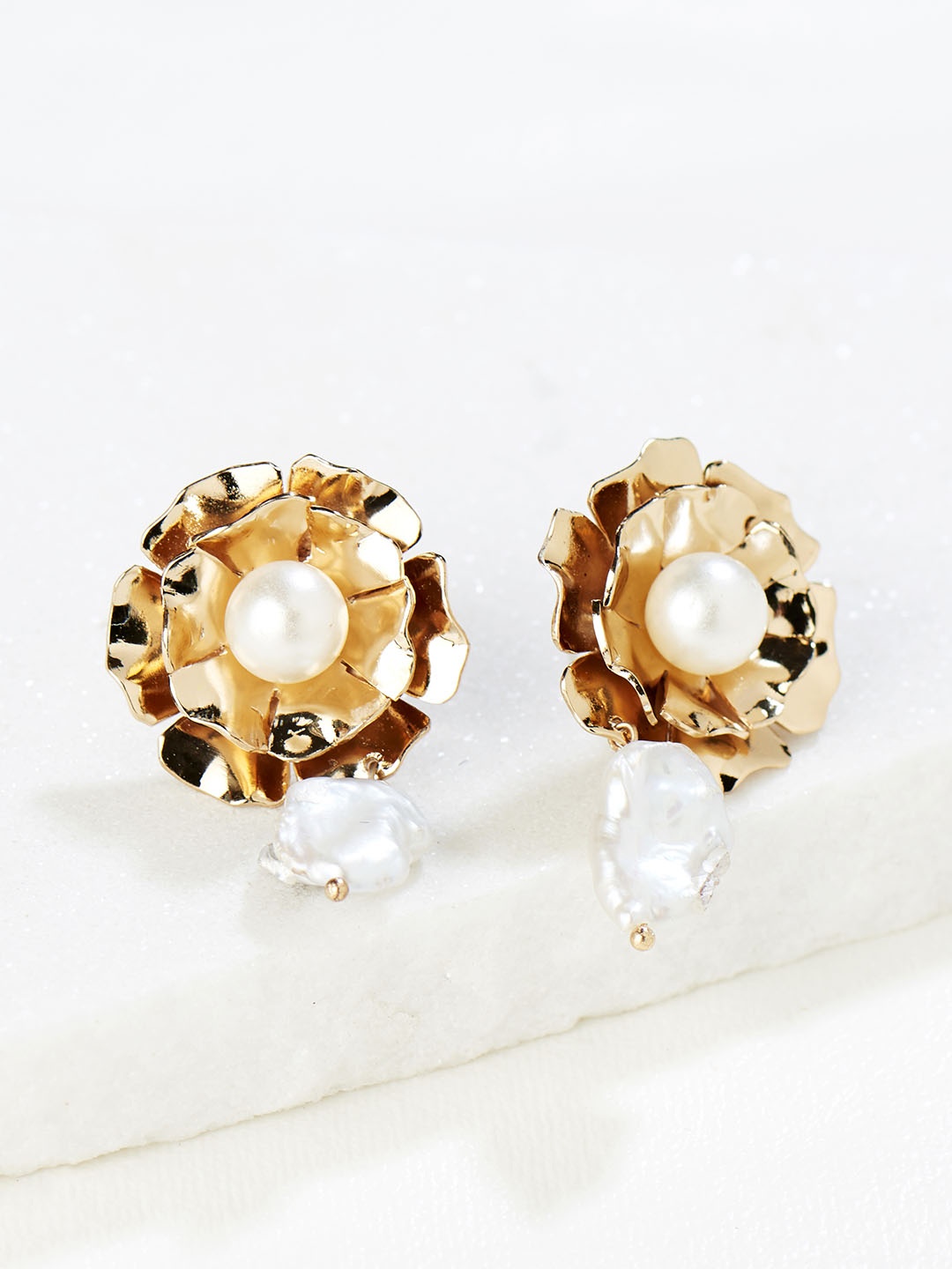 

Runway Ritual Off-White Floral Drop Earrings