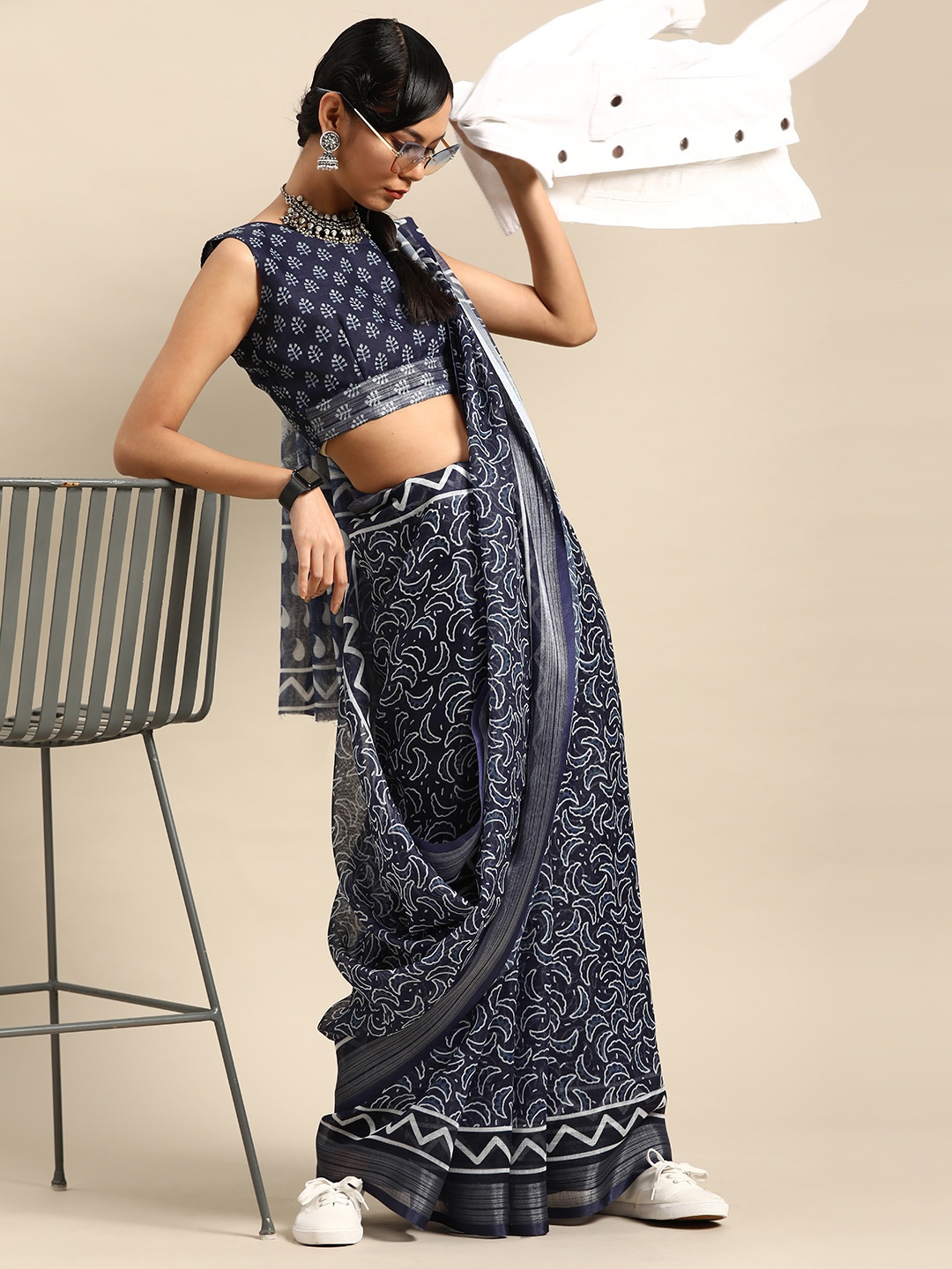 

SHAVYA Navy Blue & Off-White Pure Cotton Printed Saree