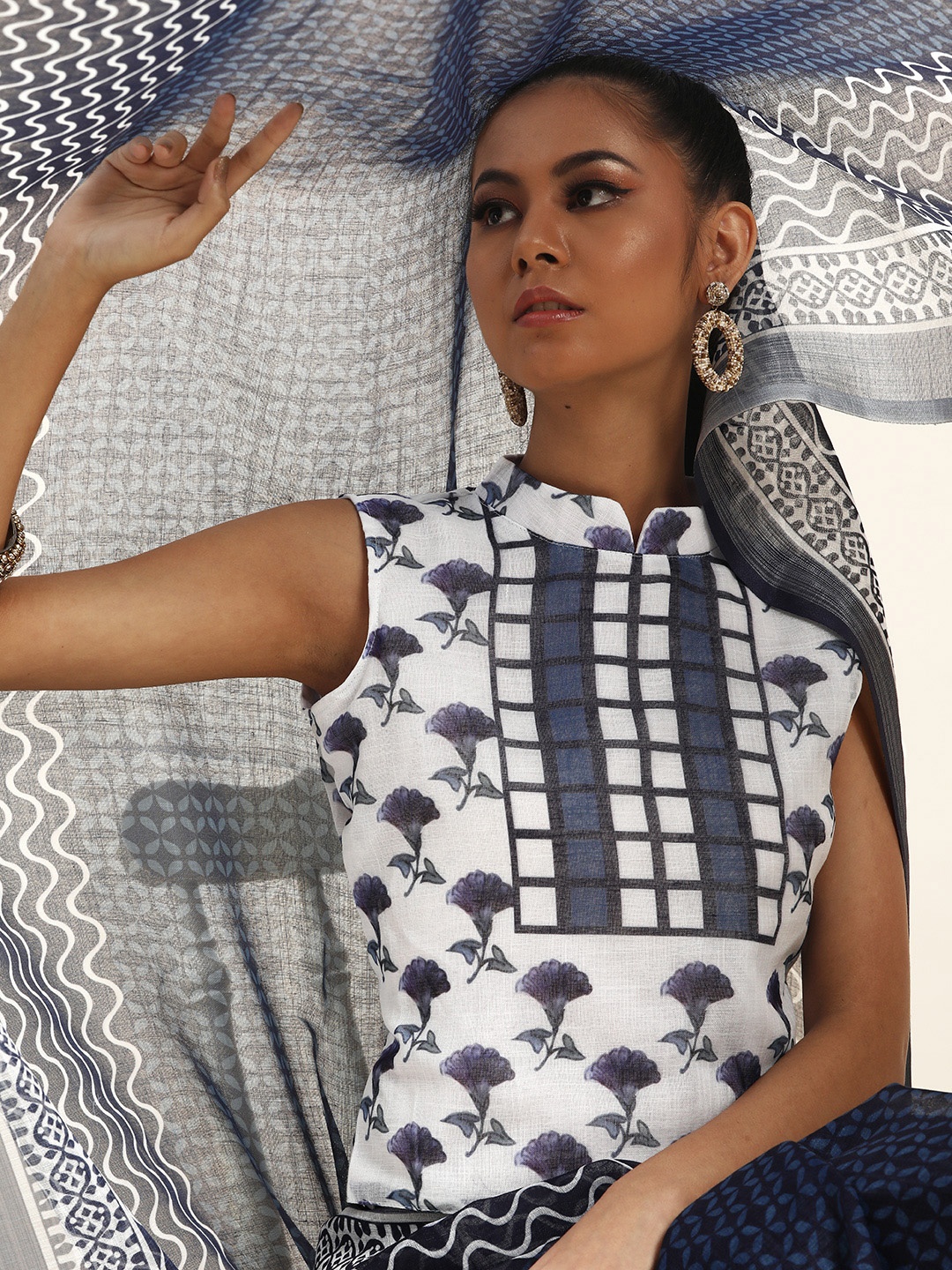 

SHAVYA Navy Blue & Off-White Pure Cotton Indigo Printed Jaali Saree
