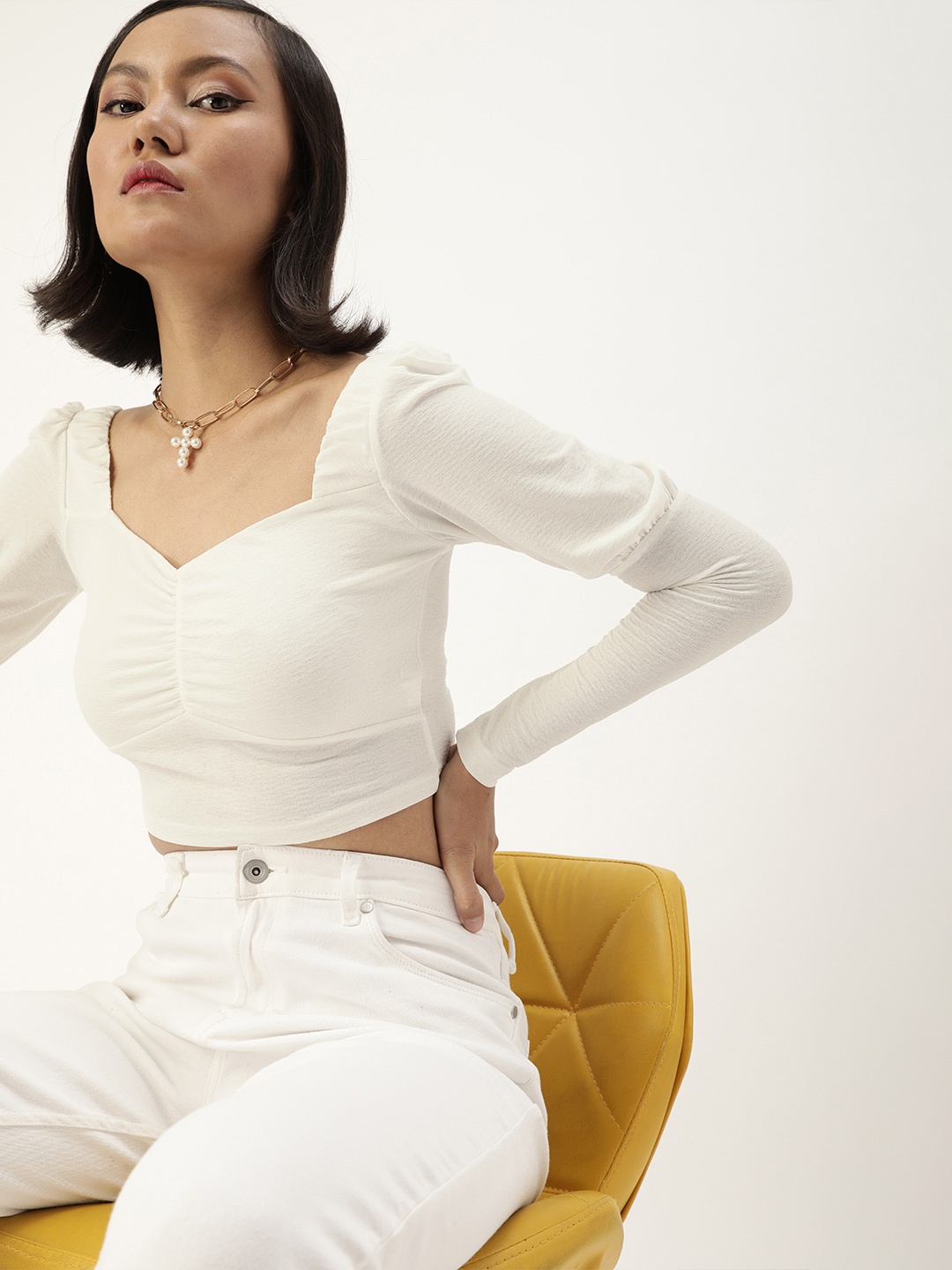 

Veni Vidi Vici Off White Sweetheart Neck Puff Sleeves Fitted Crop Top
