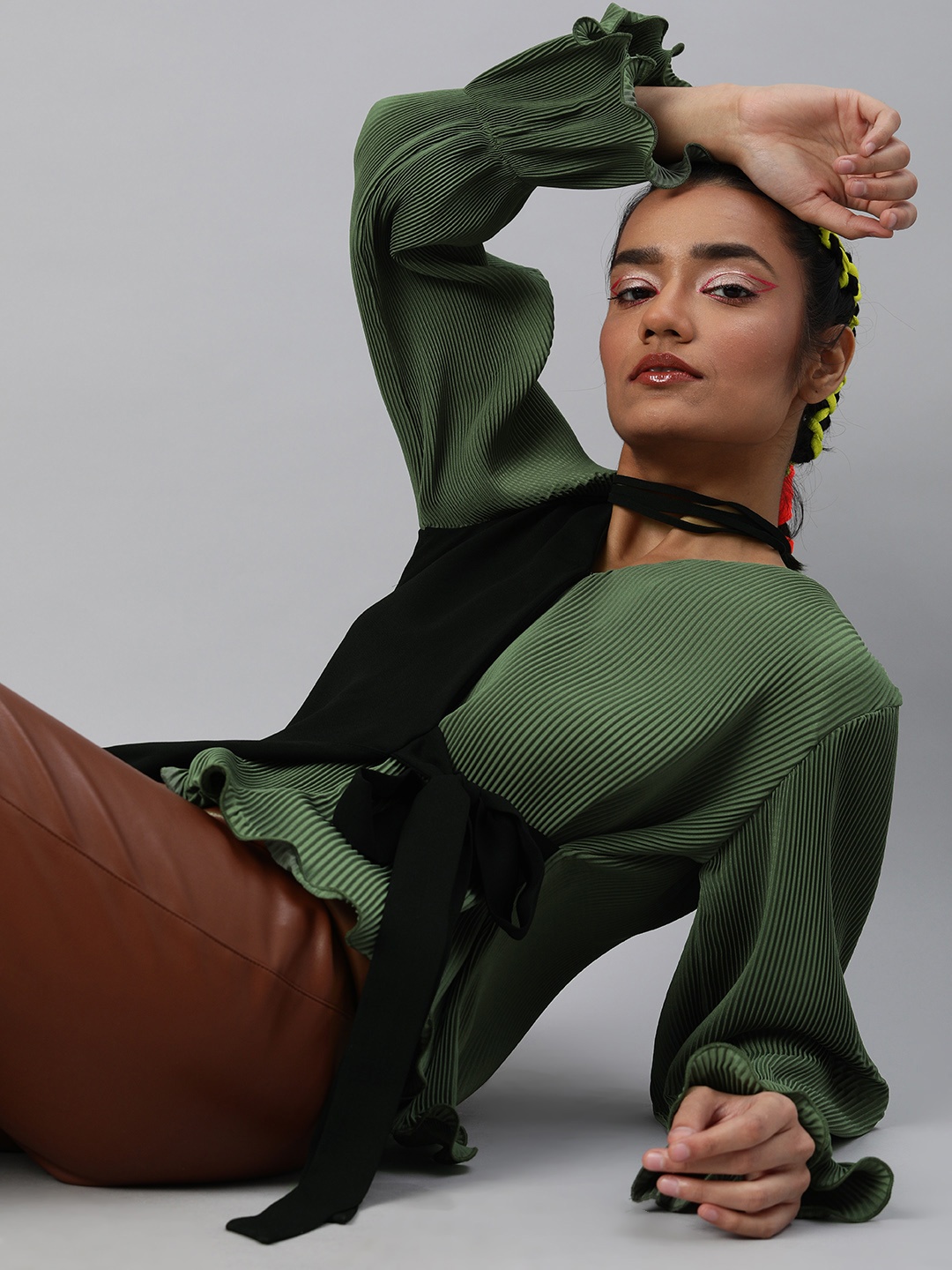 

Kassually Black & Olive Green Colourblocked Puff Sleeves Asymmetric Shrug