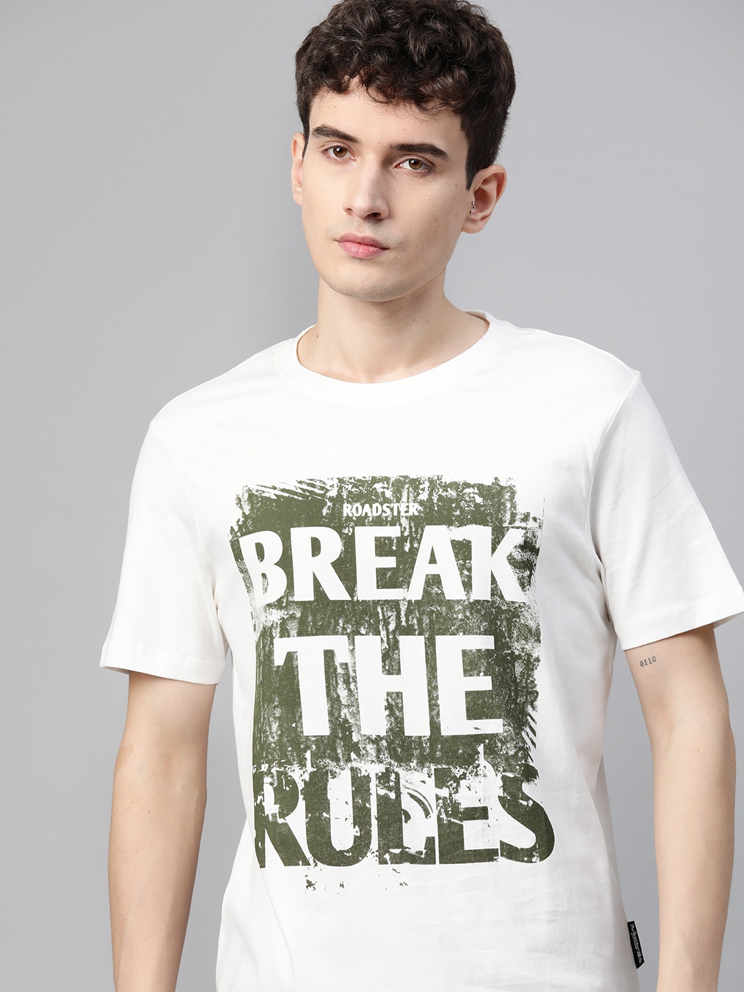 

Roadster Men White Typography Printed Pure Cotton T-shirt