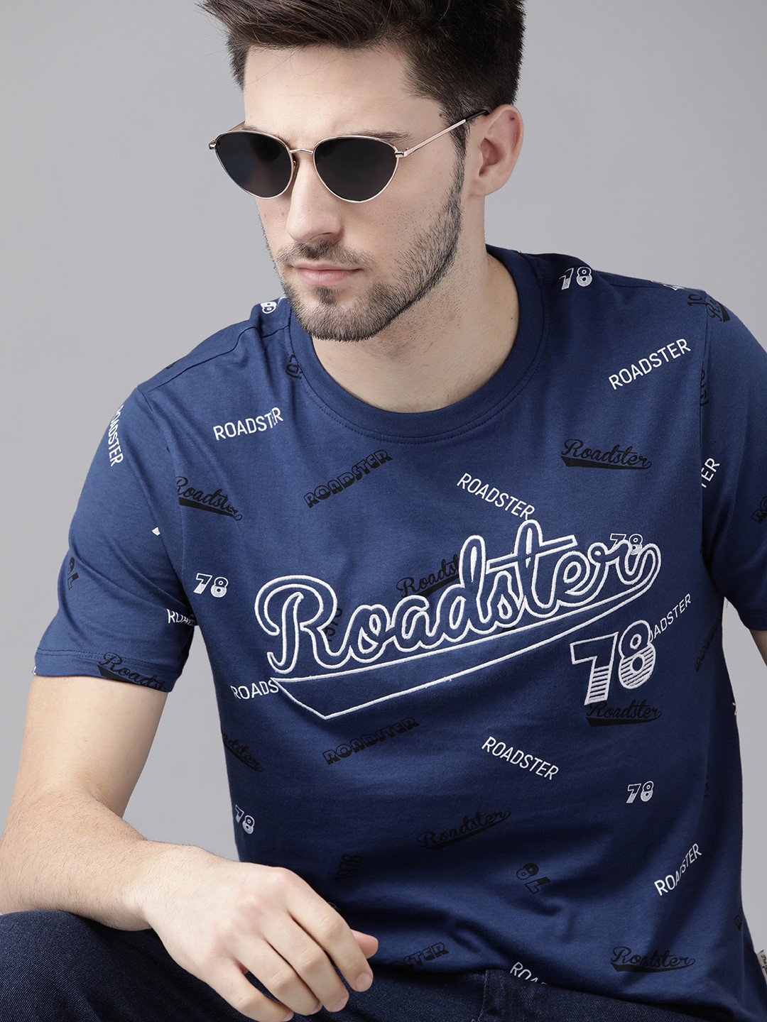 

Roadster Men Navy Blue & White Brand Logo Print Applique Cotton T-shirt