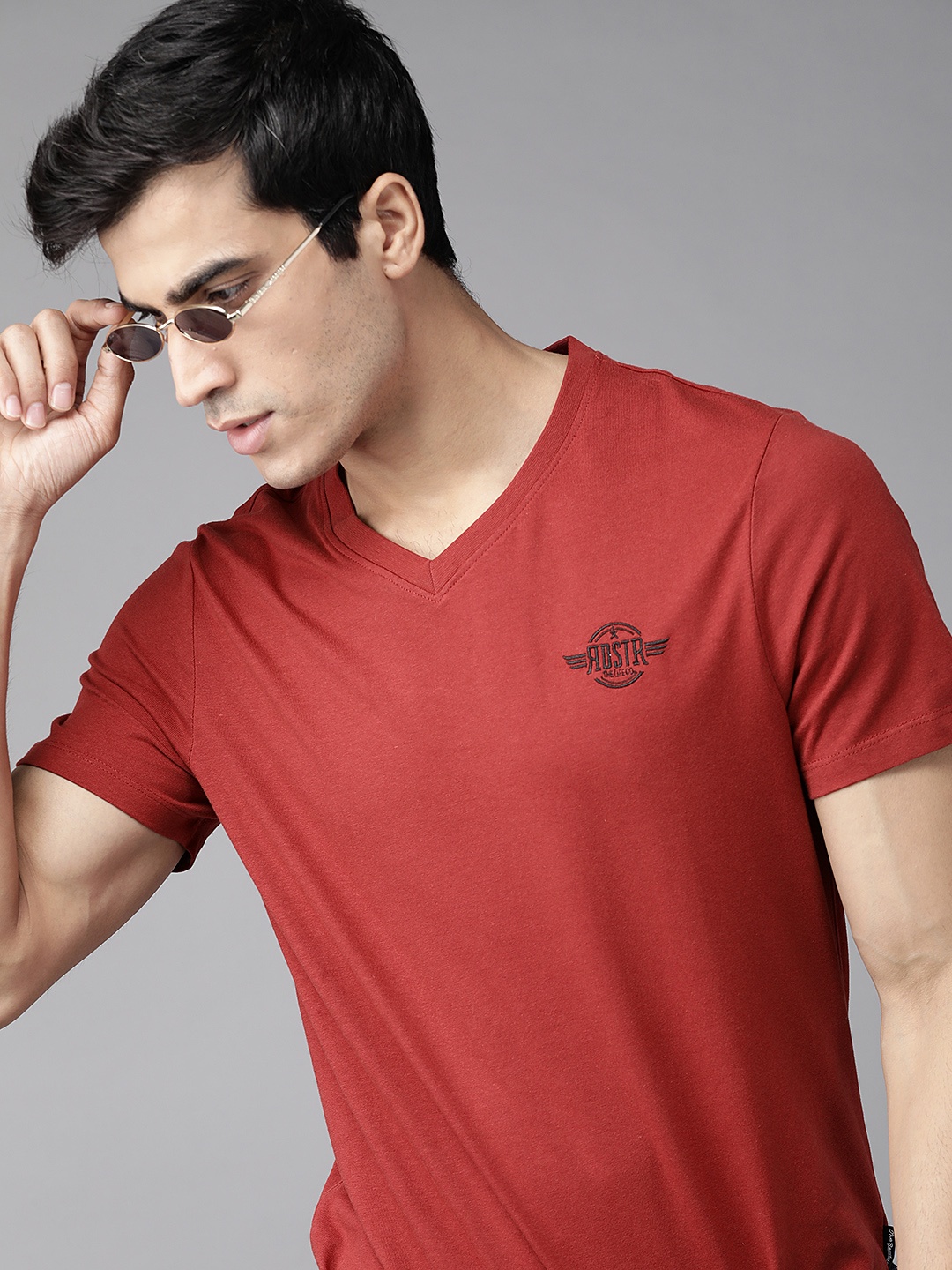

Roadster Men Rust Red Solid Pure Cotton V-Neck T-shirt