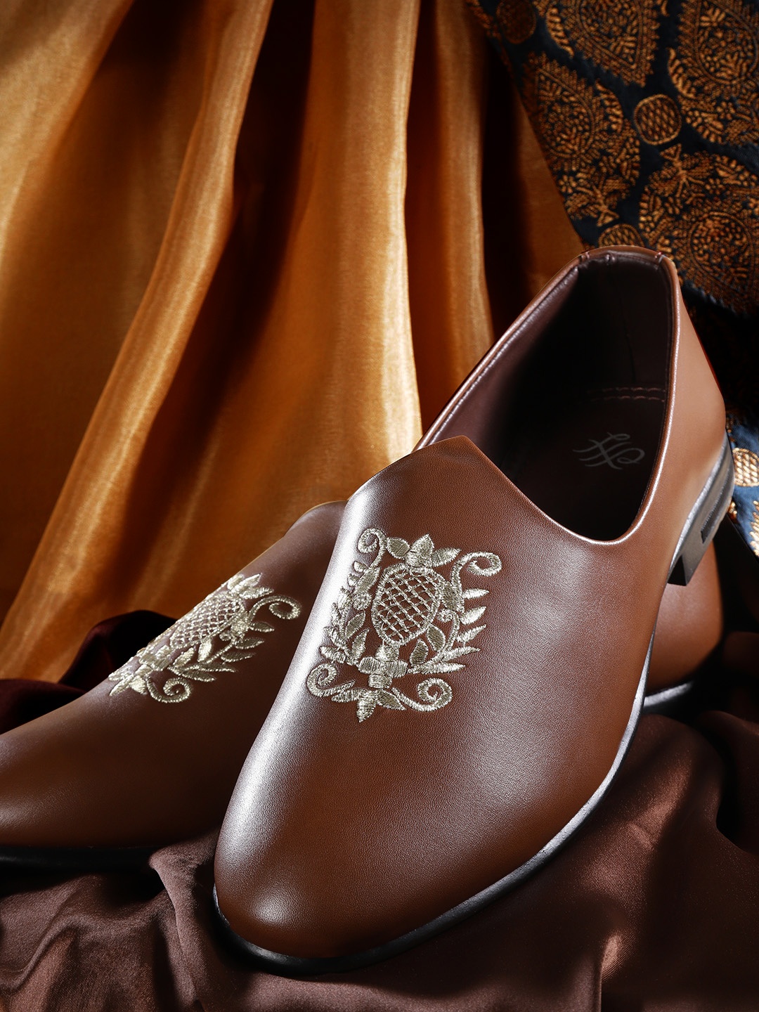 

House Of Pataudi Men Brown & Gold-toned Handcrafted Embroidered Mojaris