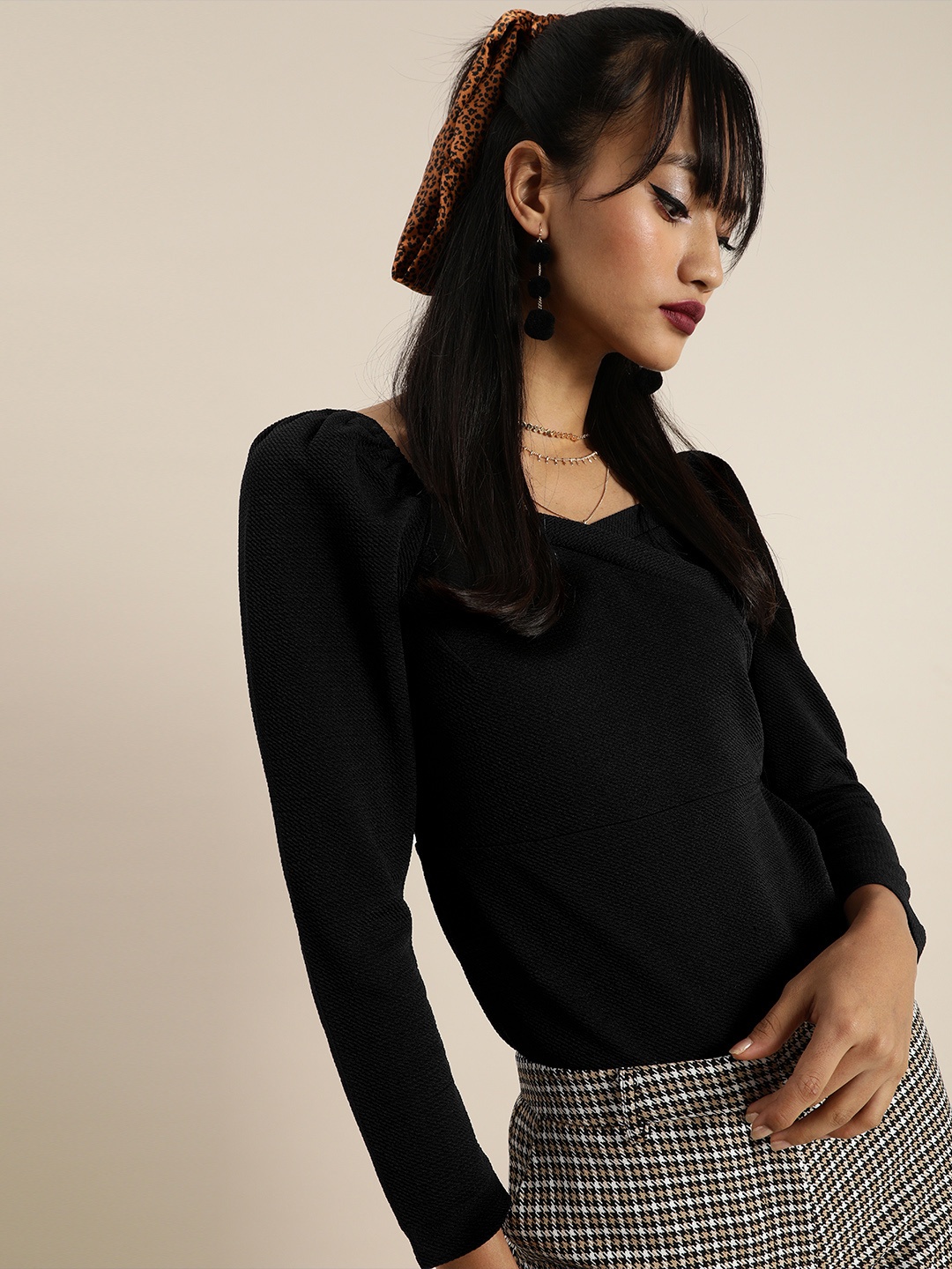 

Marie Claire Black Solid Power Shoulders Top
